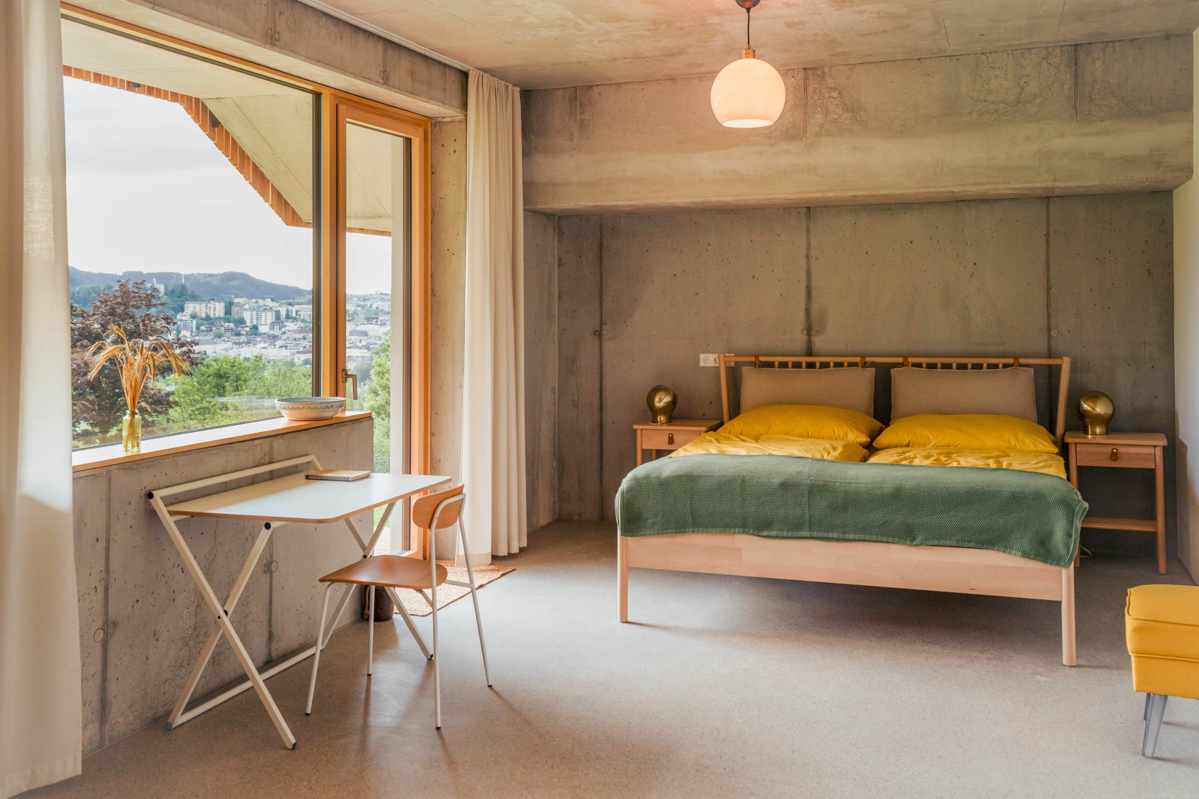 Schlafzimmer mit Arbeitsplatz im Haus Moosberg