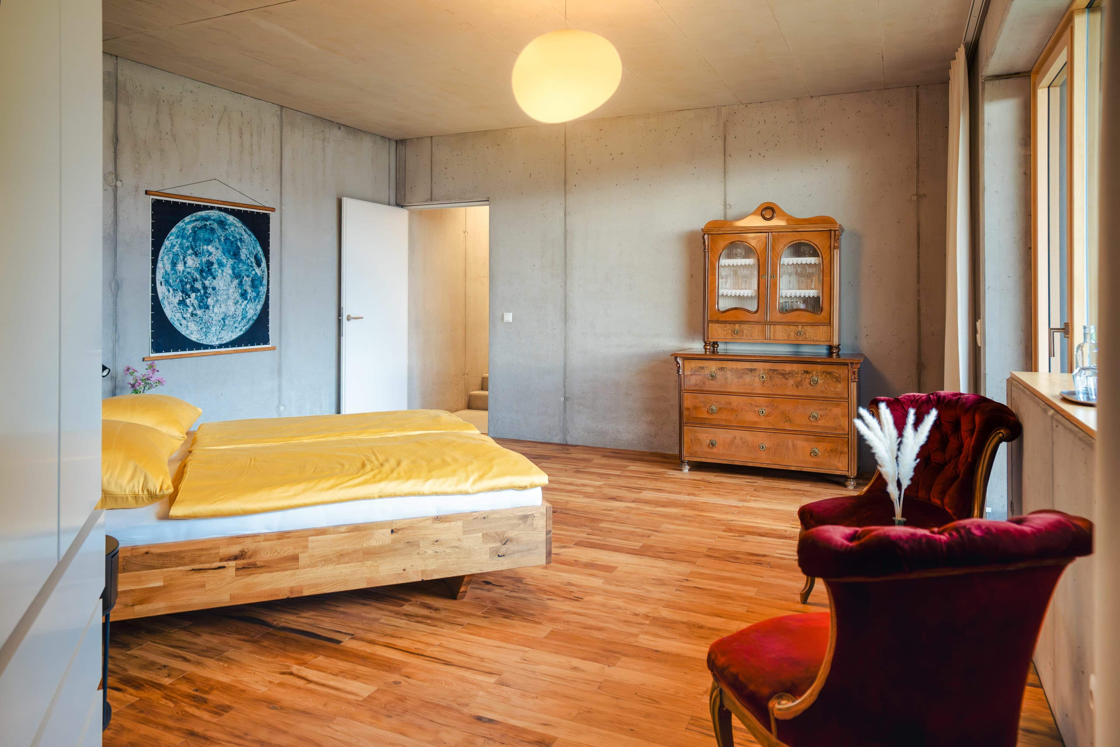 Schlafzimmer mit antikem Schrank im Haus Moosberg