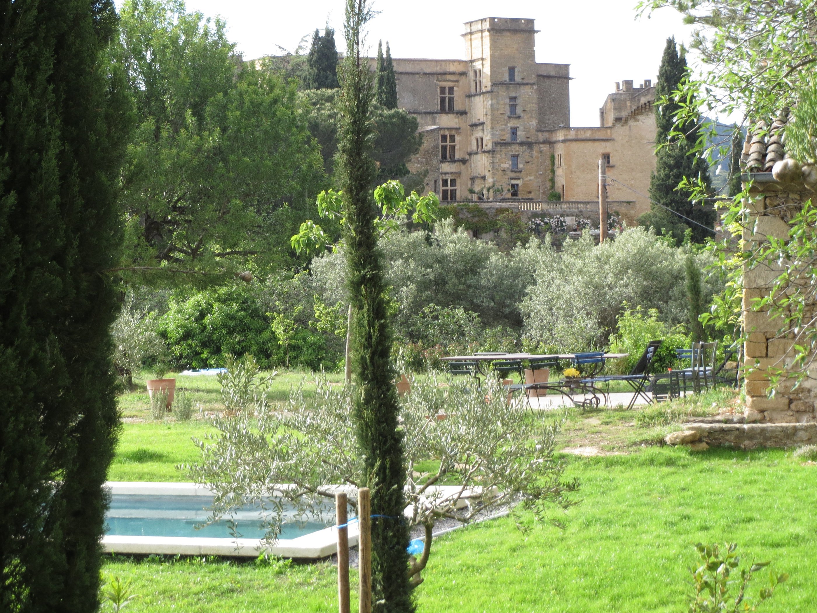 Garten mit Pool und Essplatz im Le Pigeonnier