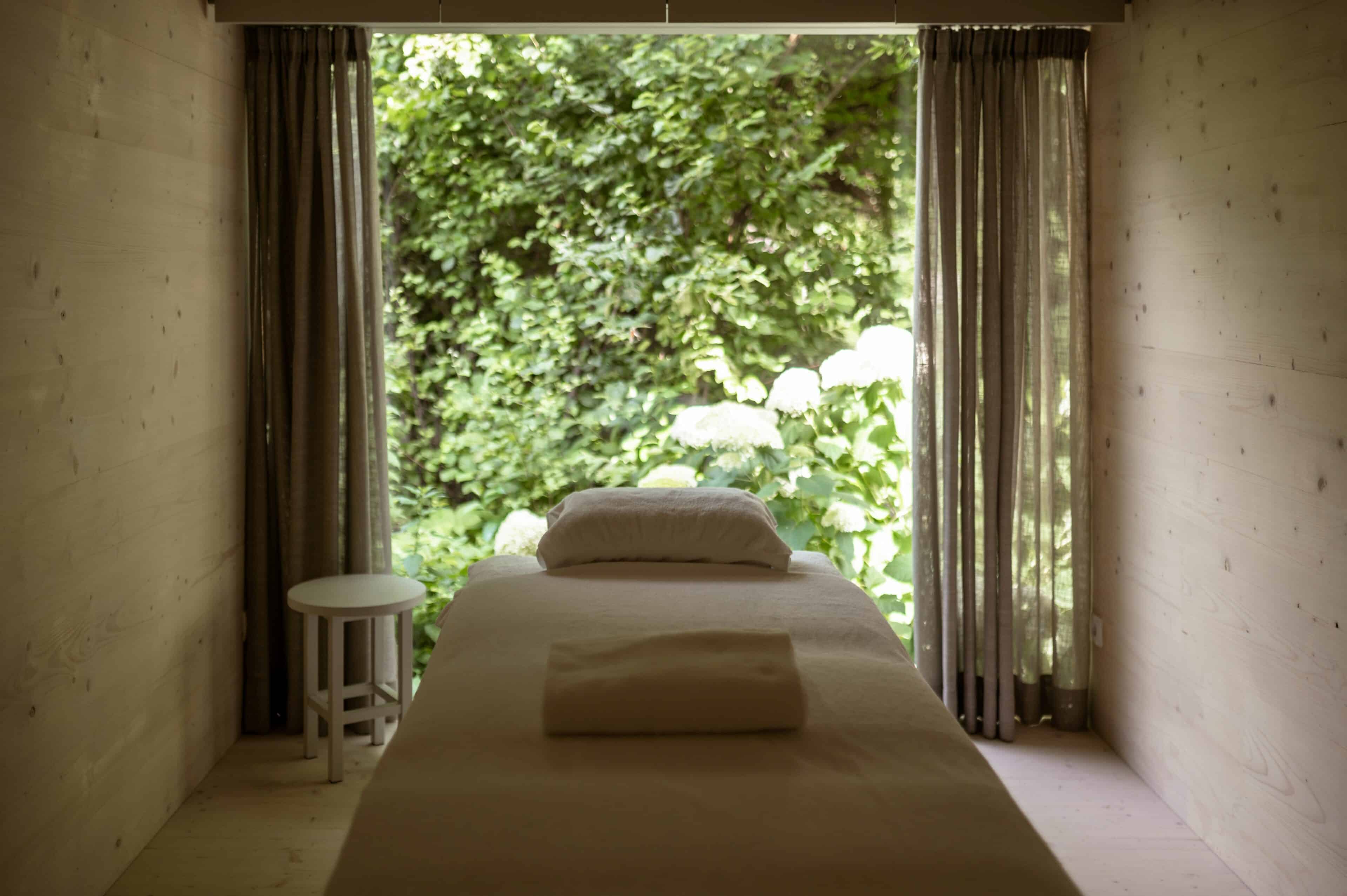 Behandlungsliege im Wellnessraum des Hotel Schwarzschmied