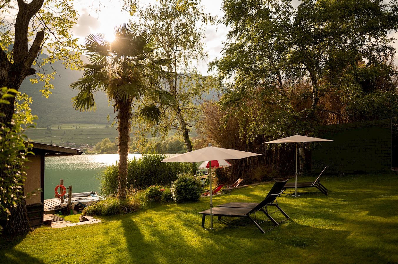Garten mit Liegen und Zugang zum See in der Pension Leuchtenburg