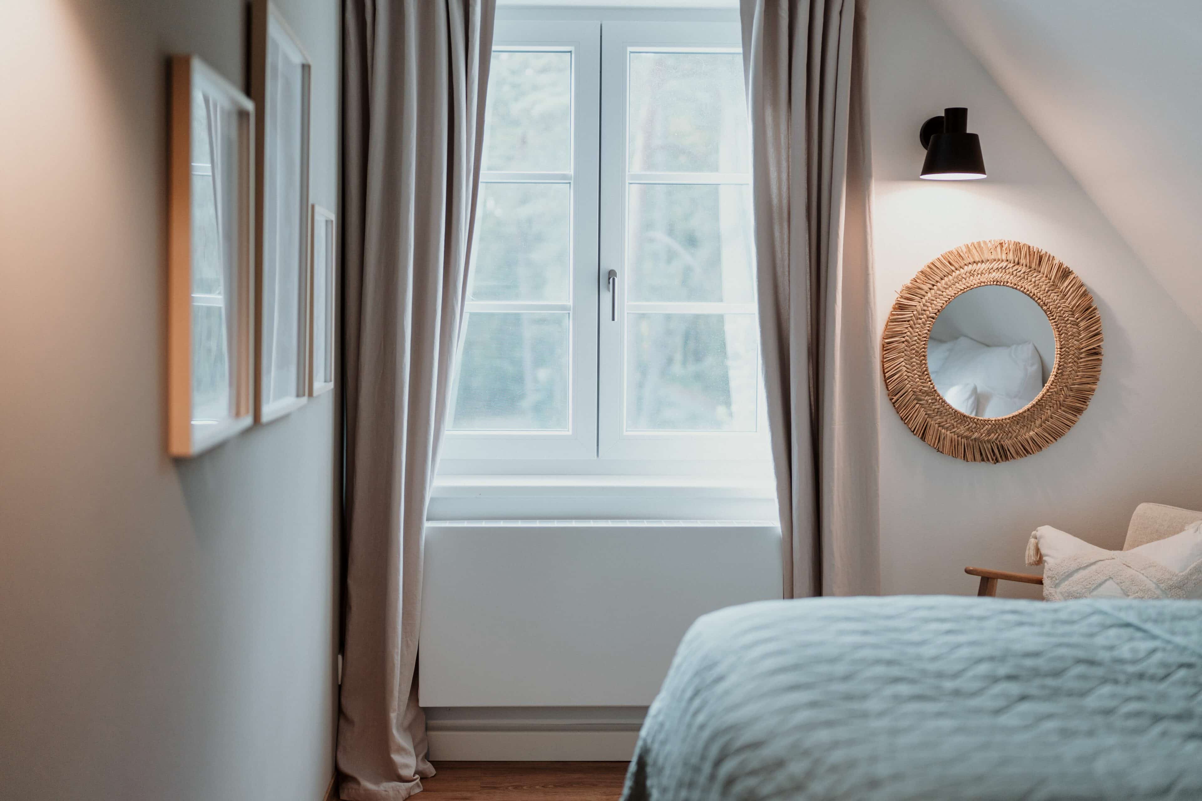 Fenster und Bett im Schlafzimmer des Spreewaldhaus