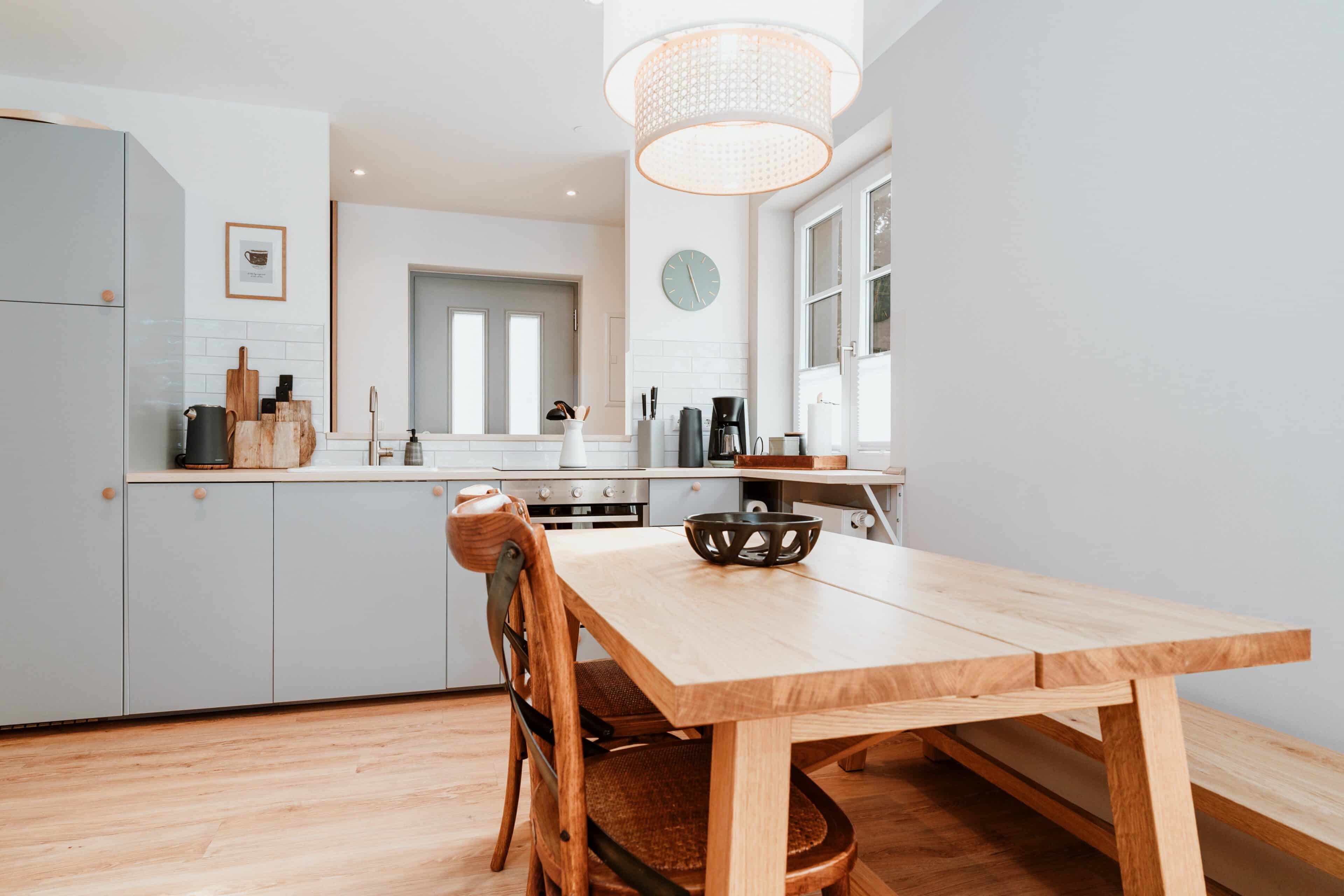 Küche mit großem Holz-Esstisch im Spreewaldhaus