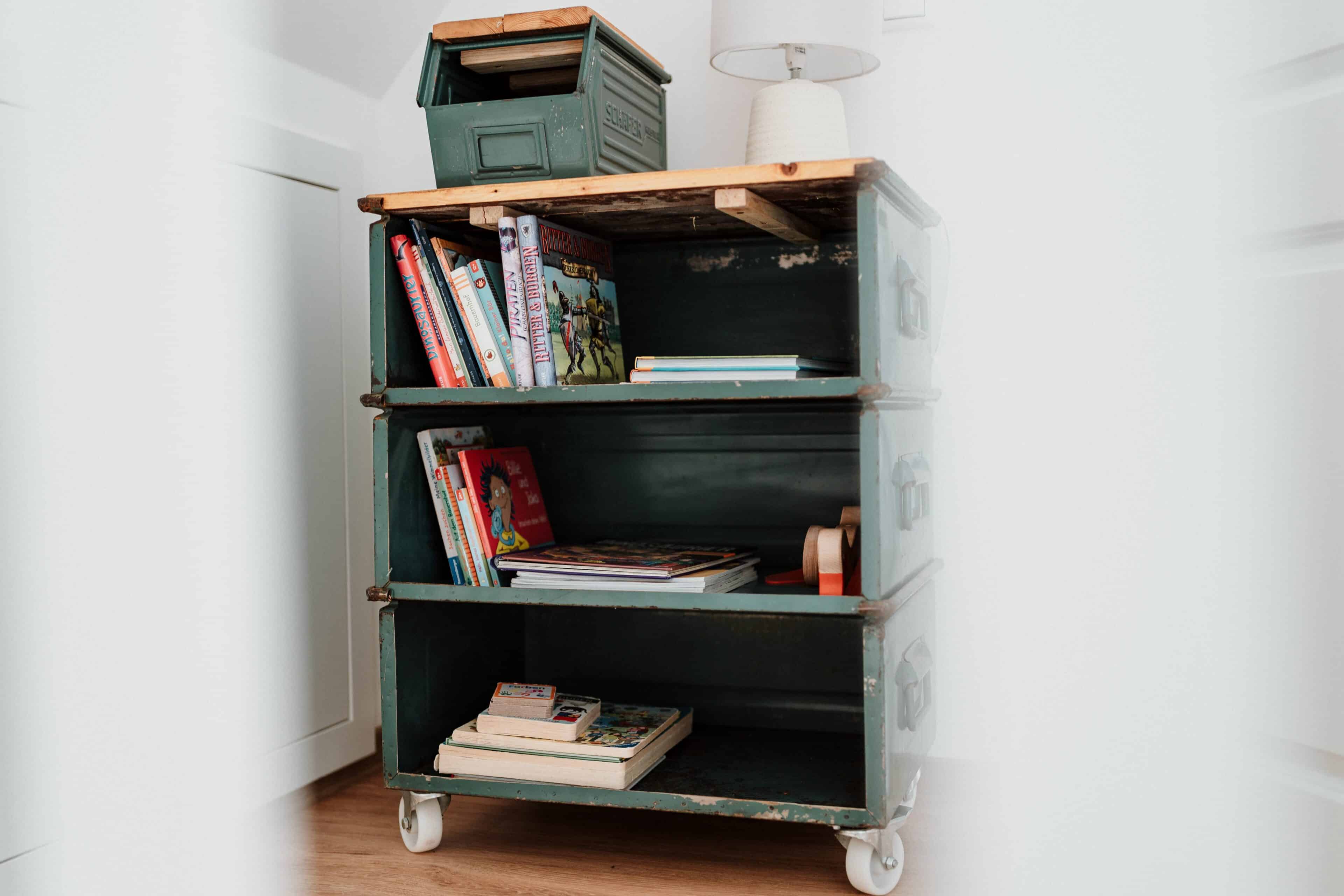 Detail: Container mit Kinderbüchern im Spreewaldhaus