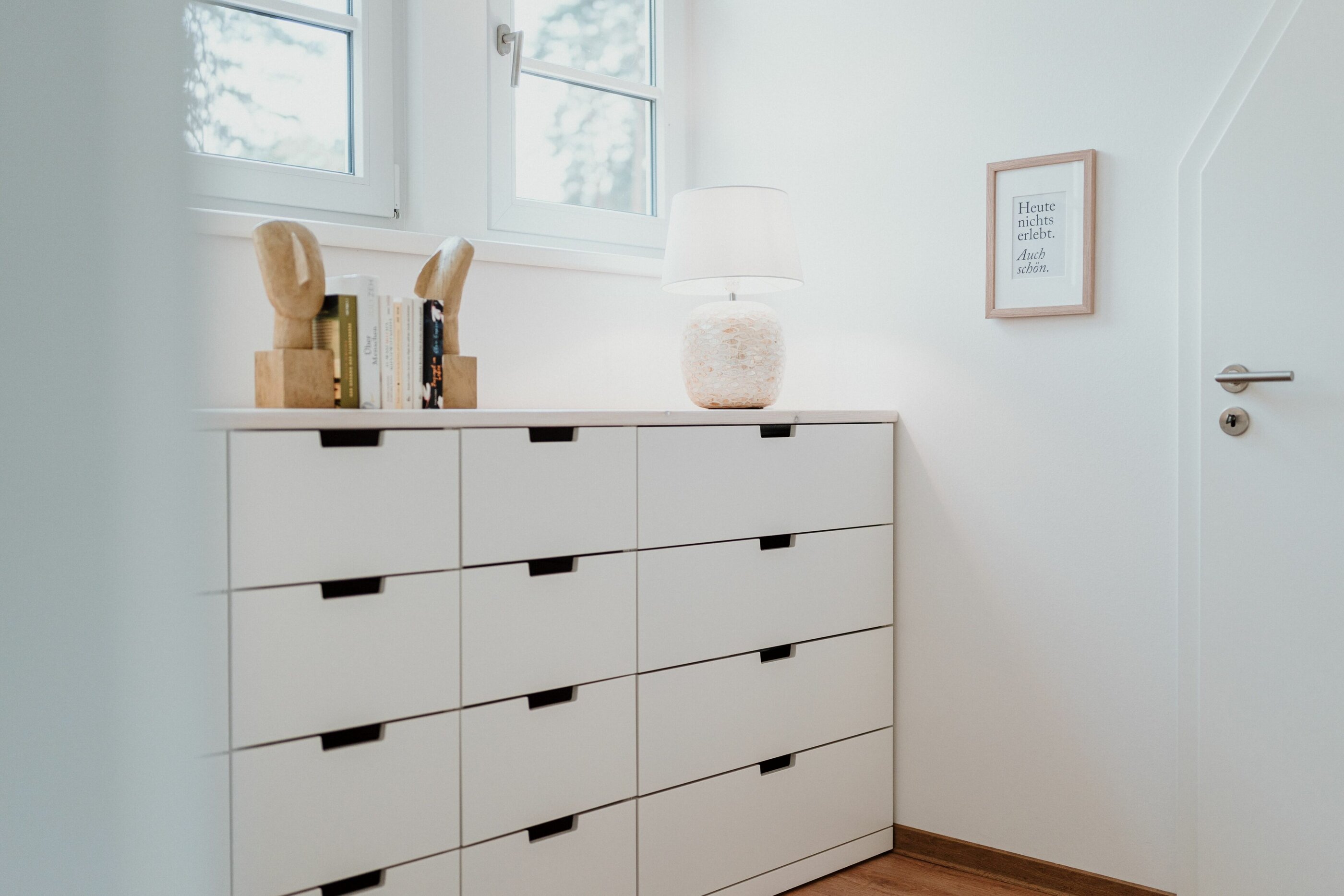 Kommode mit Deko-Objekten im Spreewaldhaus