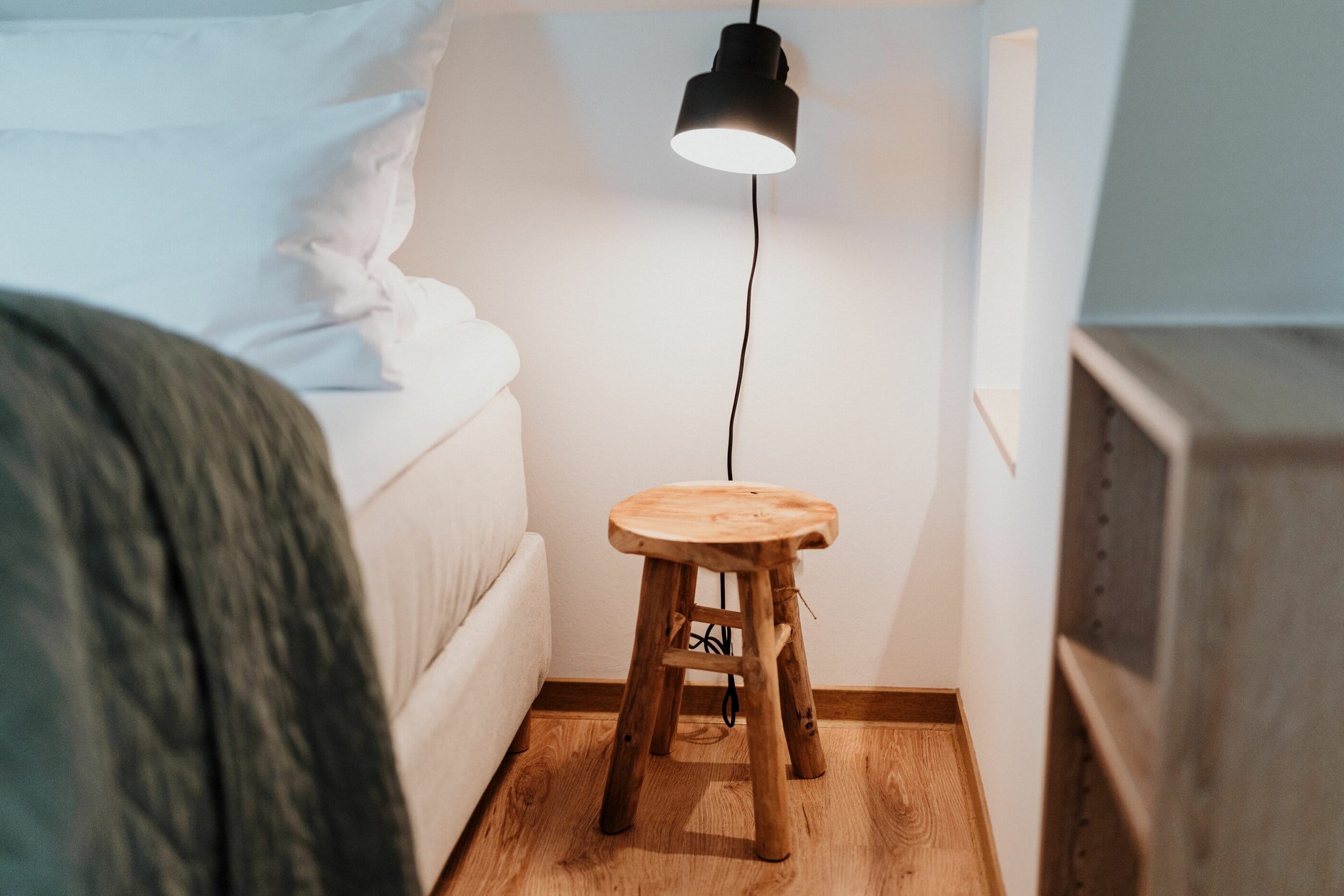 Hocker als Bett-Tischchen im Spreewaldhaus