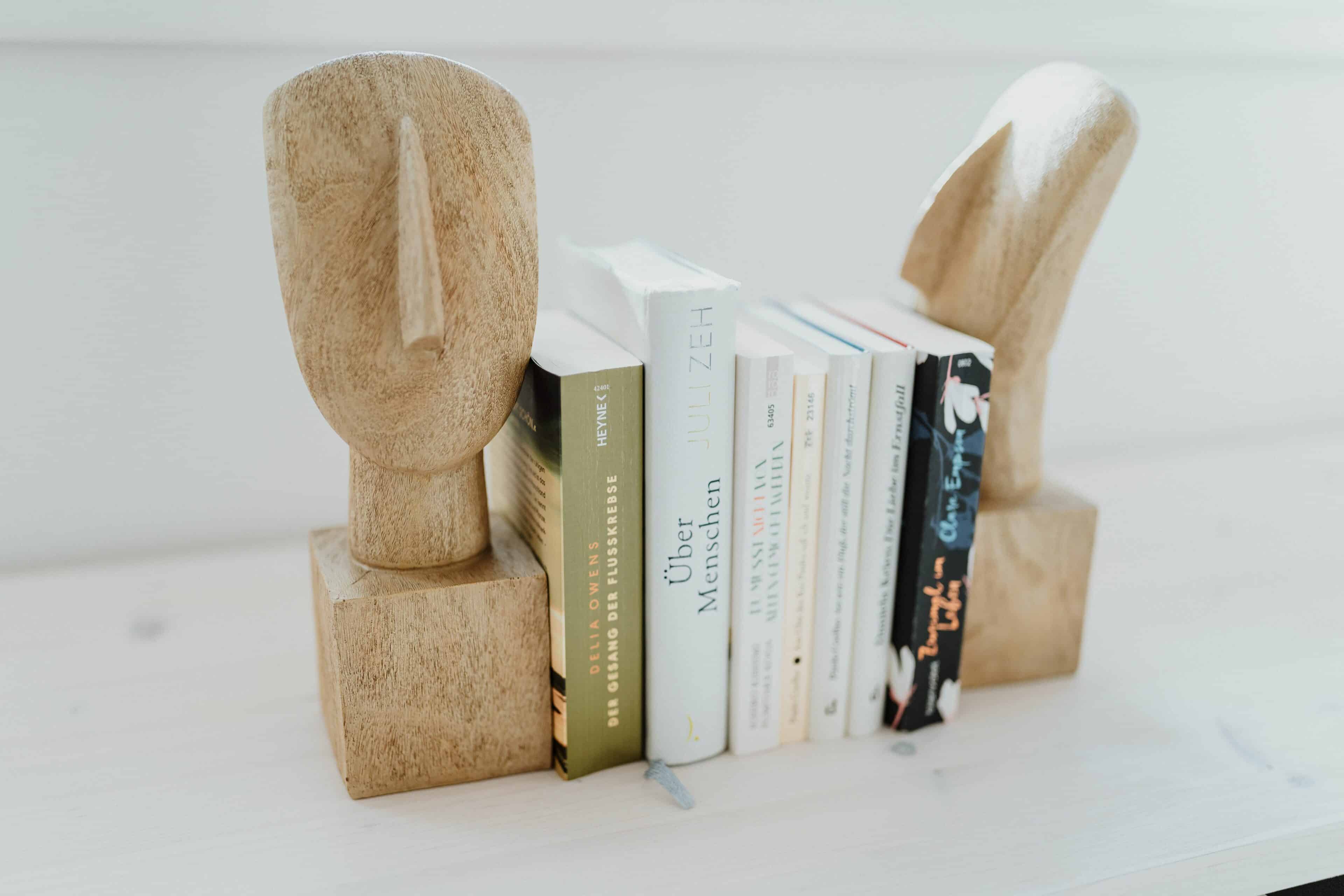 Detail: Bücher mit Stütze im Spreewaldhaus