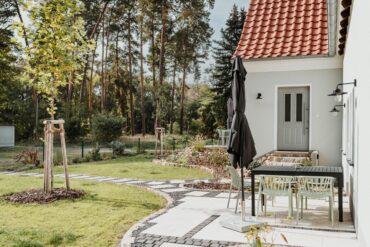 Terrasse mit Sitzplatz vor dem Stall im Spreewaldhaus