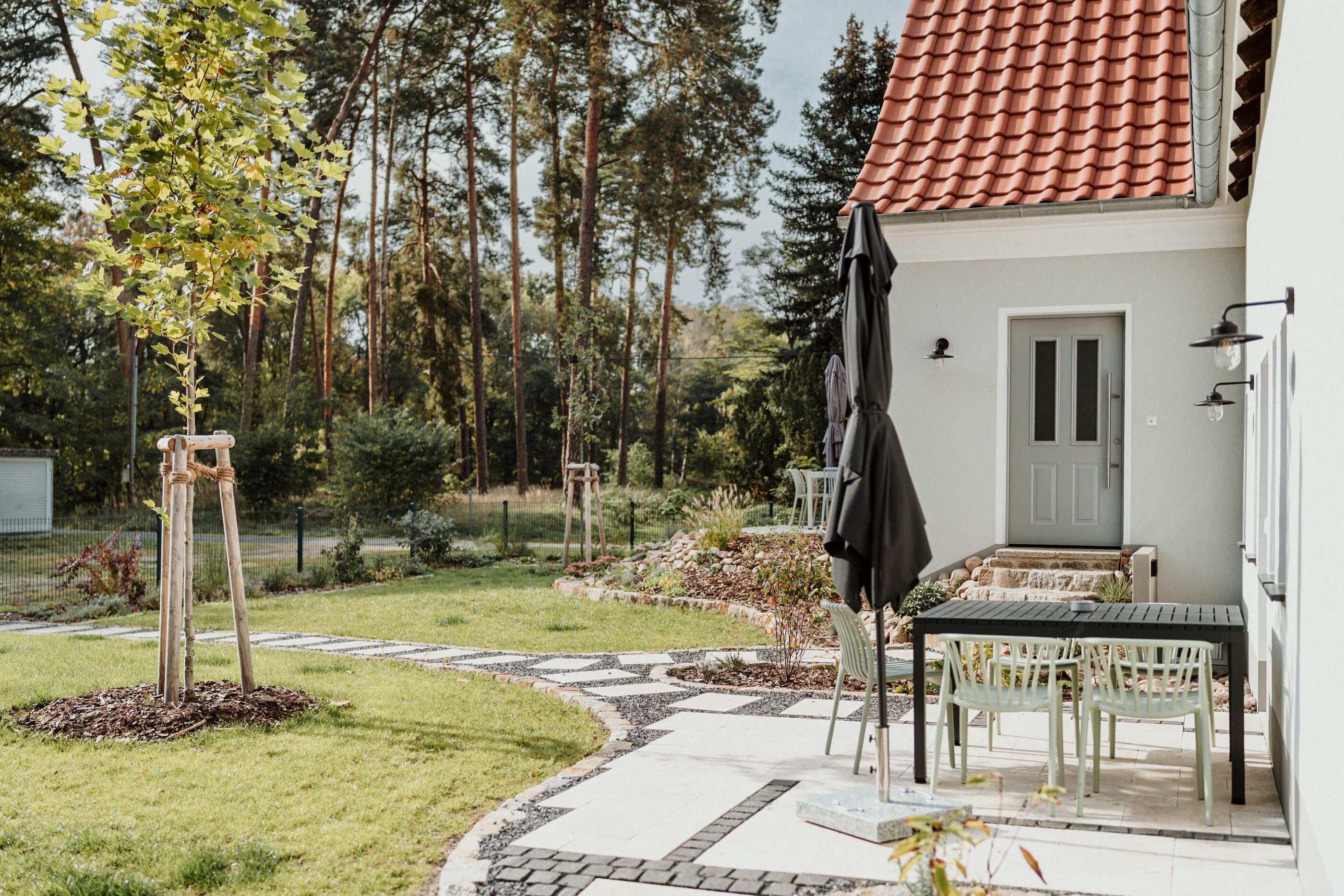 Terrasse mit Sitzplatz vor dem Stall im Spreewaldhaus
