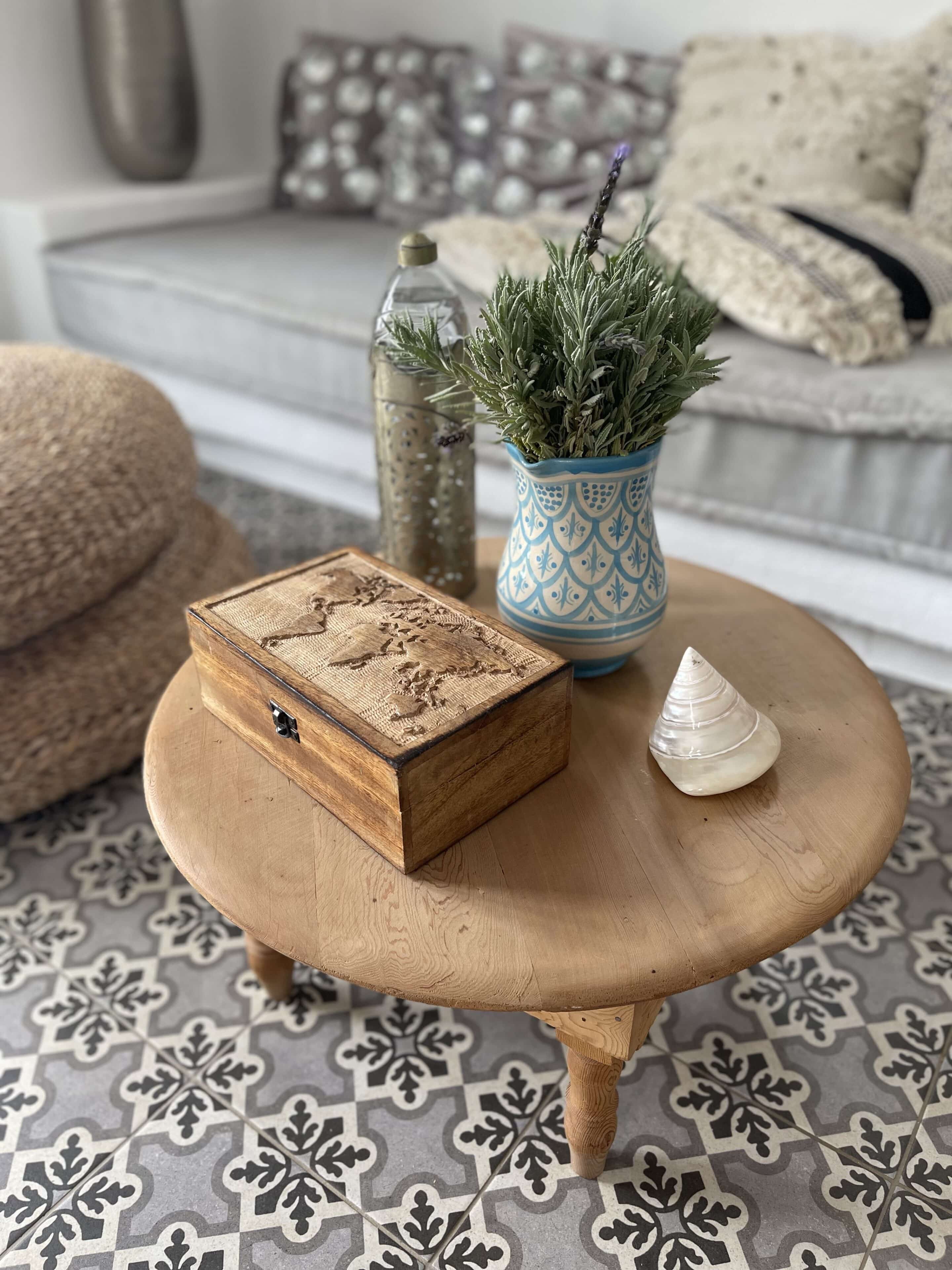 Kleiner Tisch im Wohnzimmer in der Villa Zoé