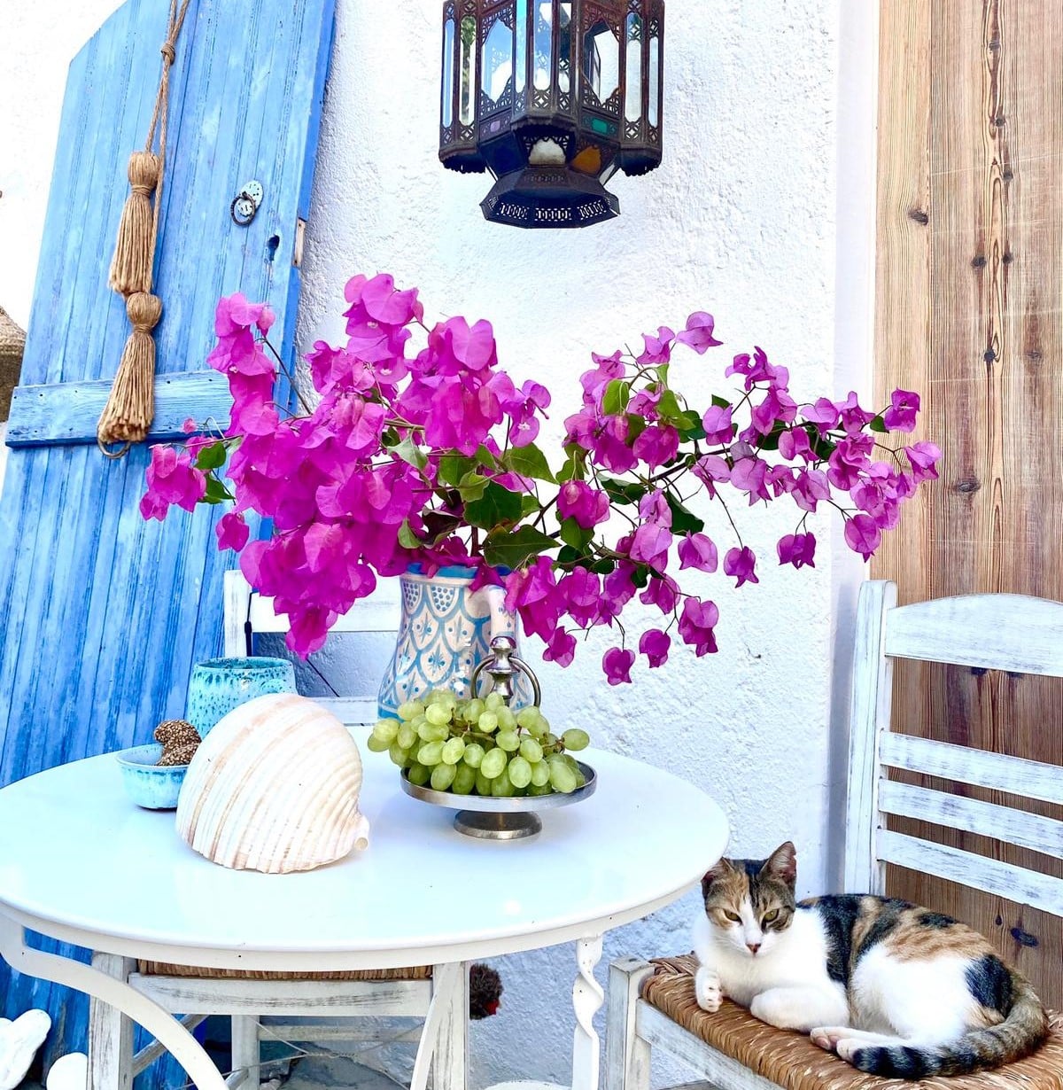 Detail: Tisch mit Blumen in der Villa Zoé