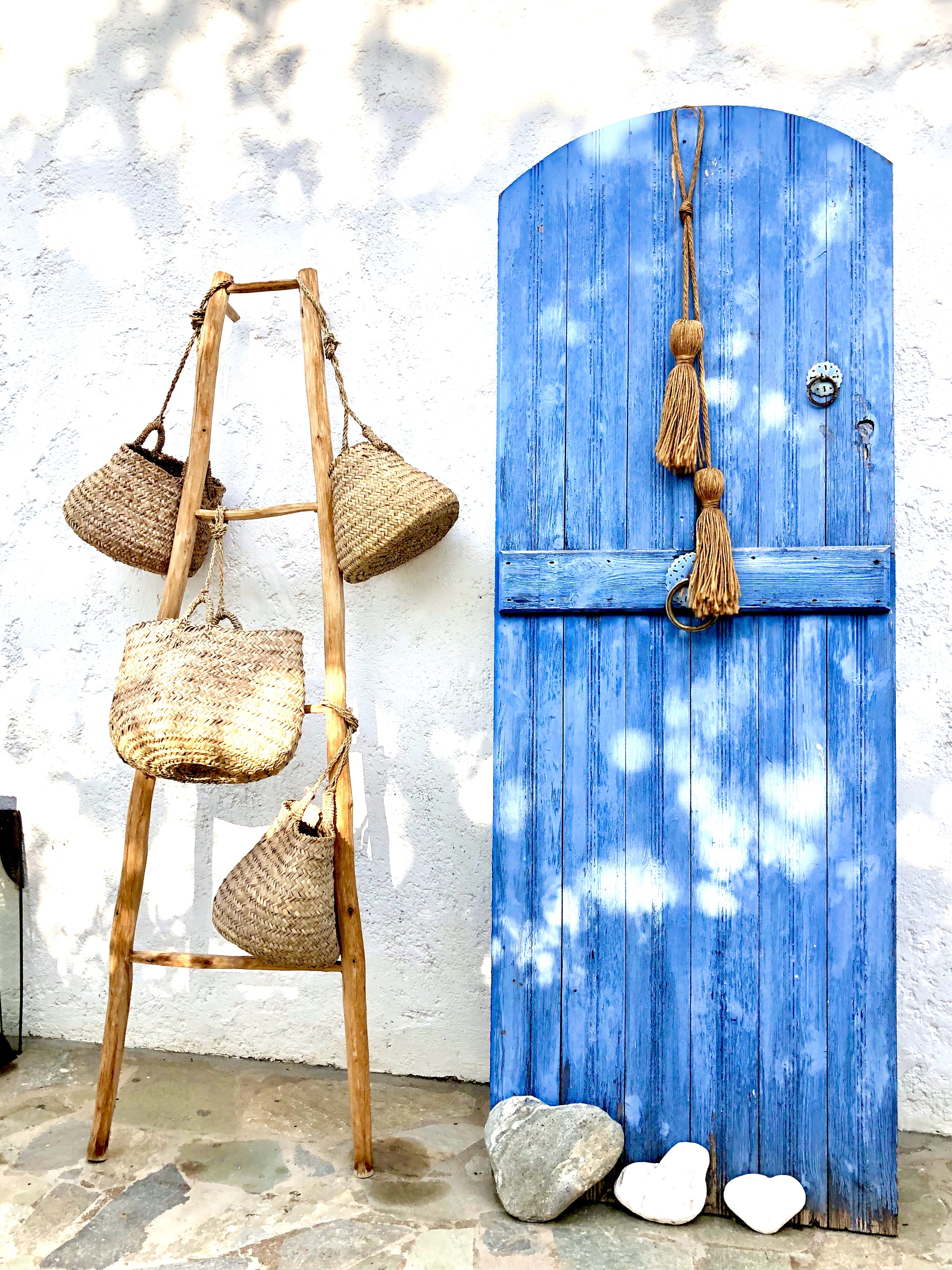Holztür und Körbe bei der Villa Zoé