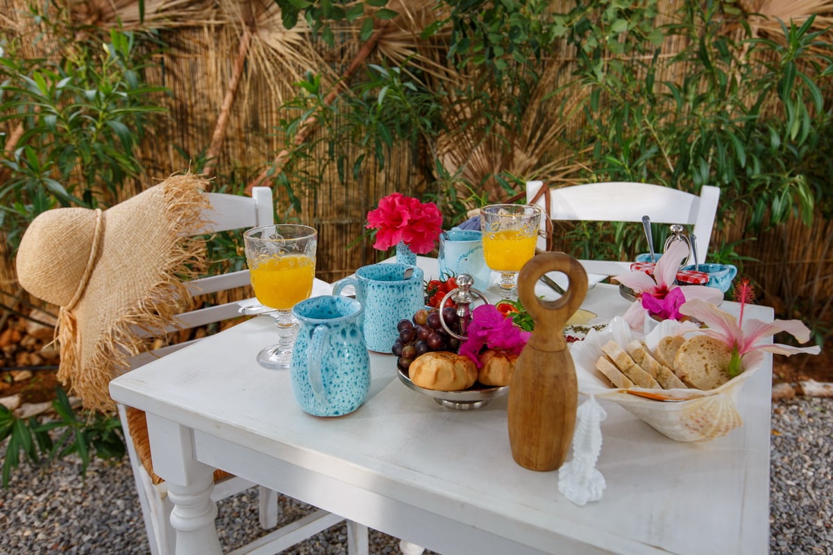 gedeckter Tisch im Freien in der Villa Zoé
