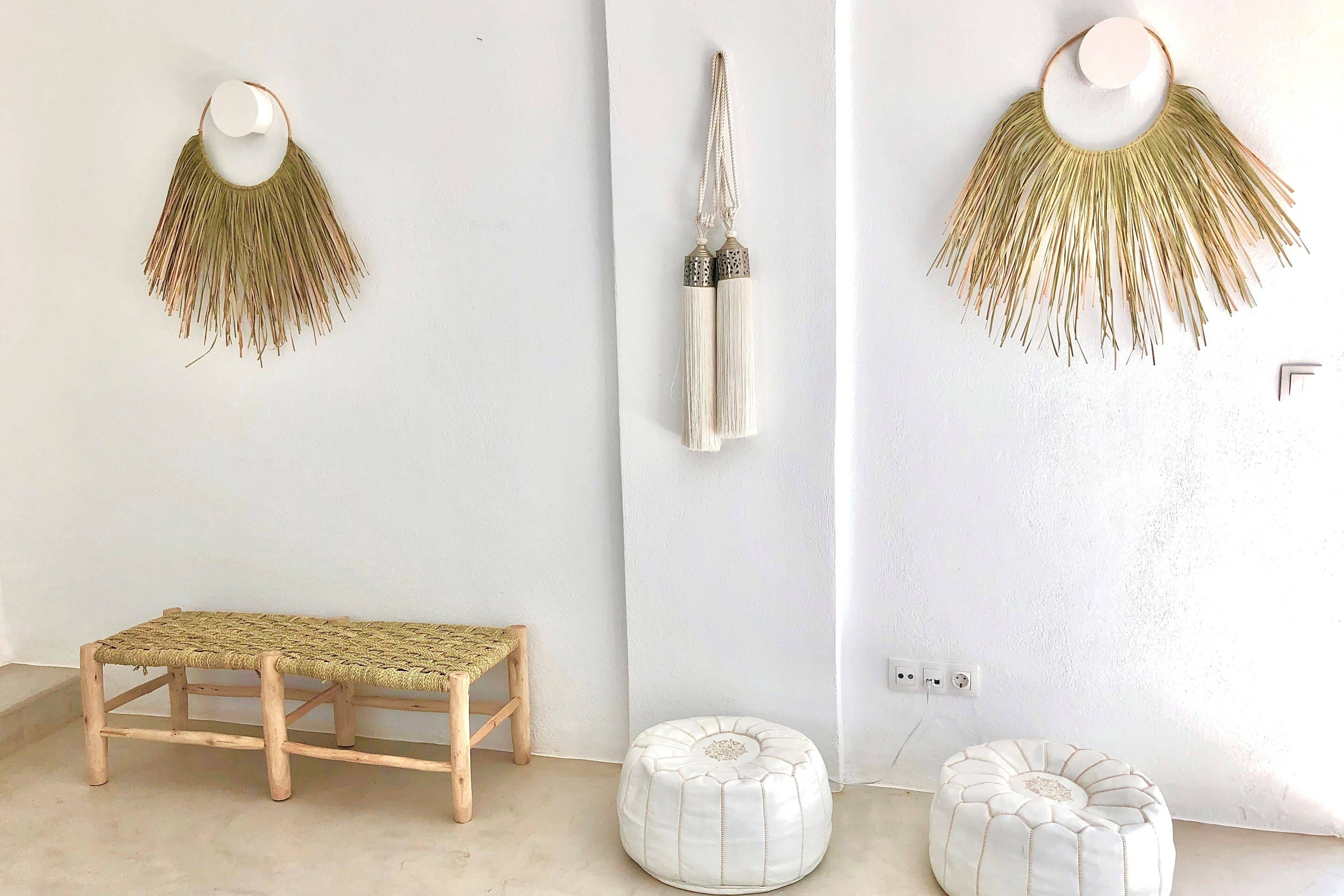 Zimmer mit Holzbank und Wandeko in der Villa Zoé