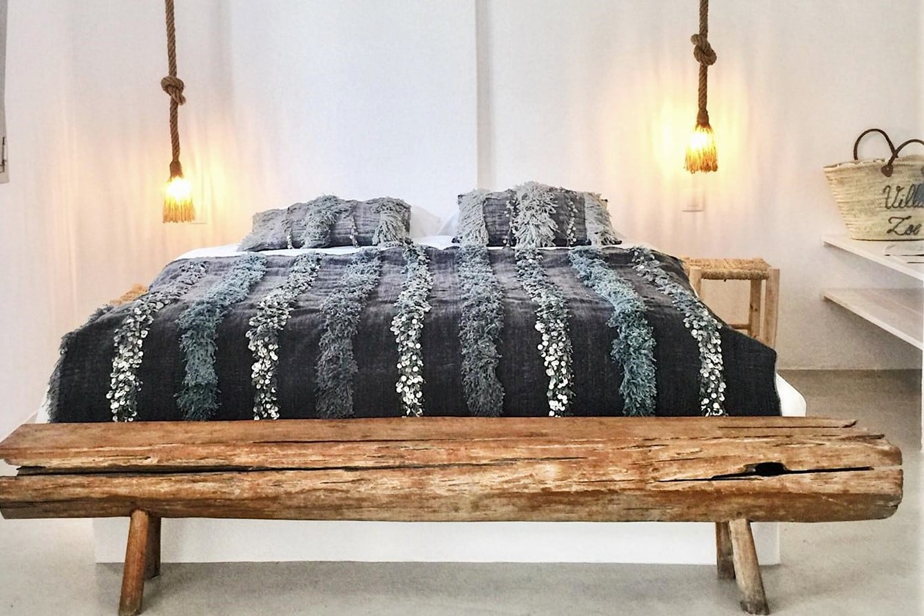 Doppelbett und Bank im Schlafzimmer in der Villa Zoé