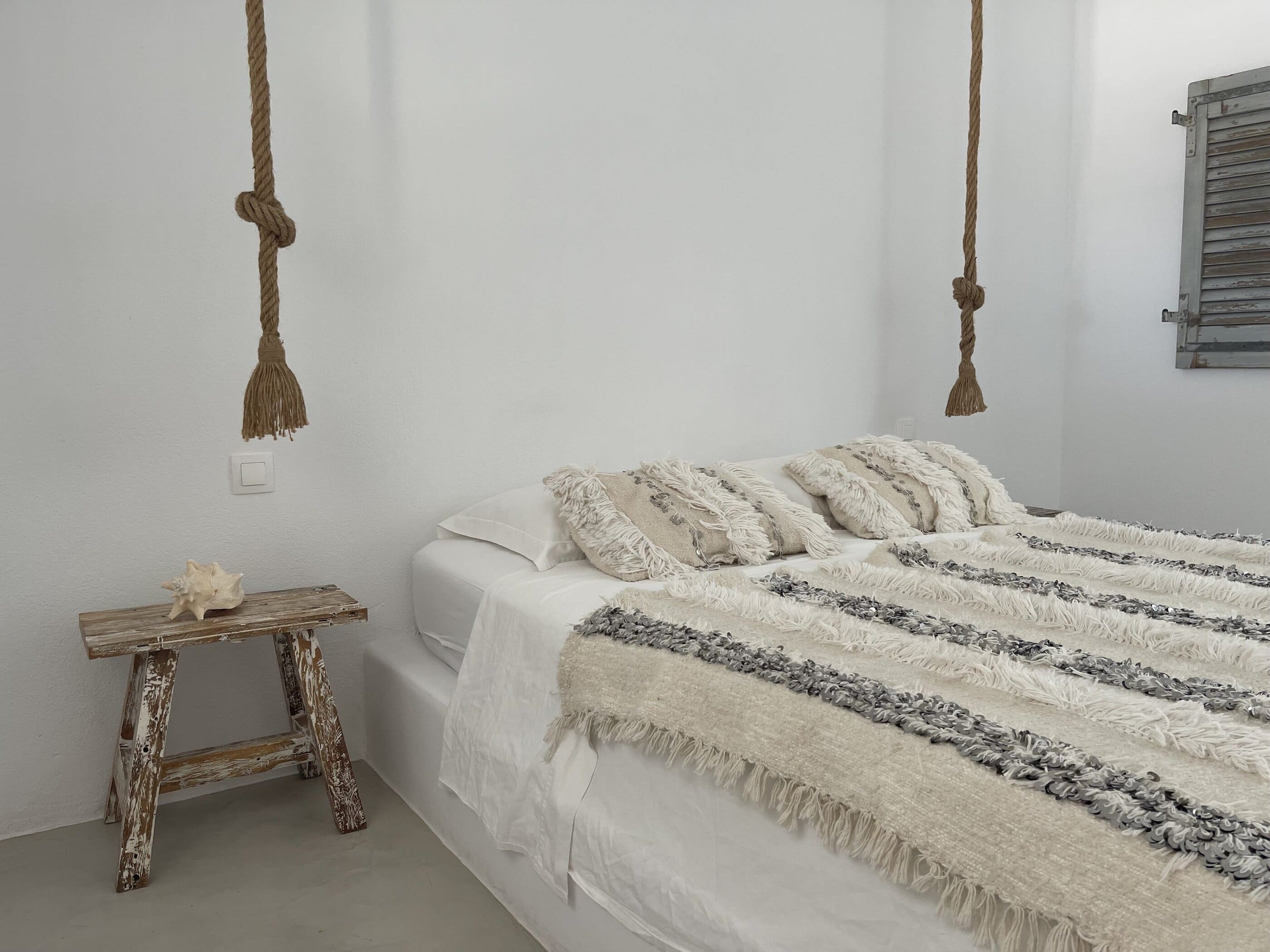 Doppelbett im Schlafzimmer in der Villa Zoé