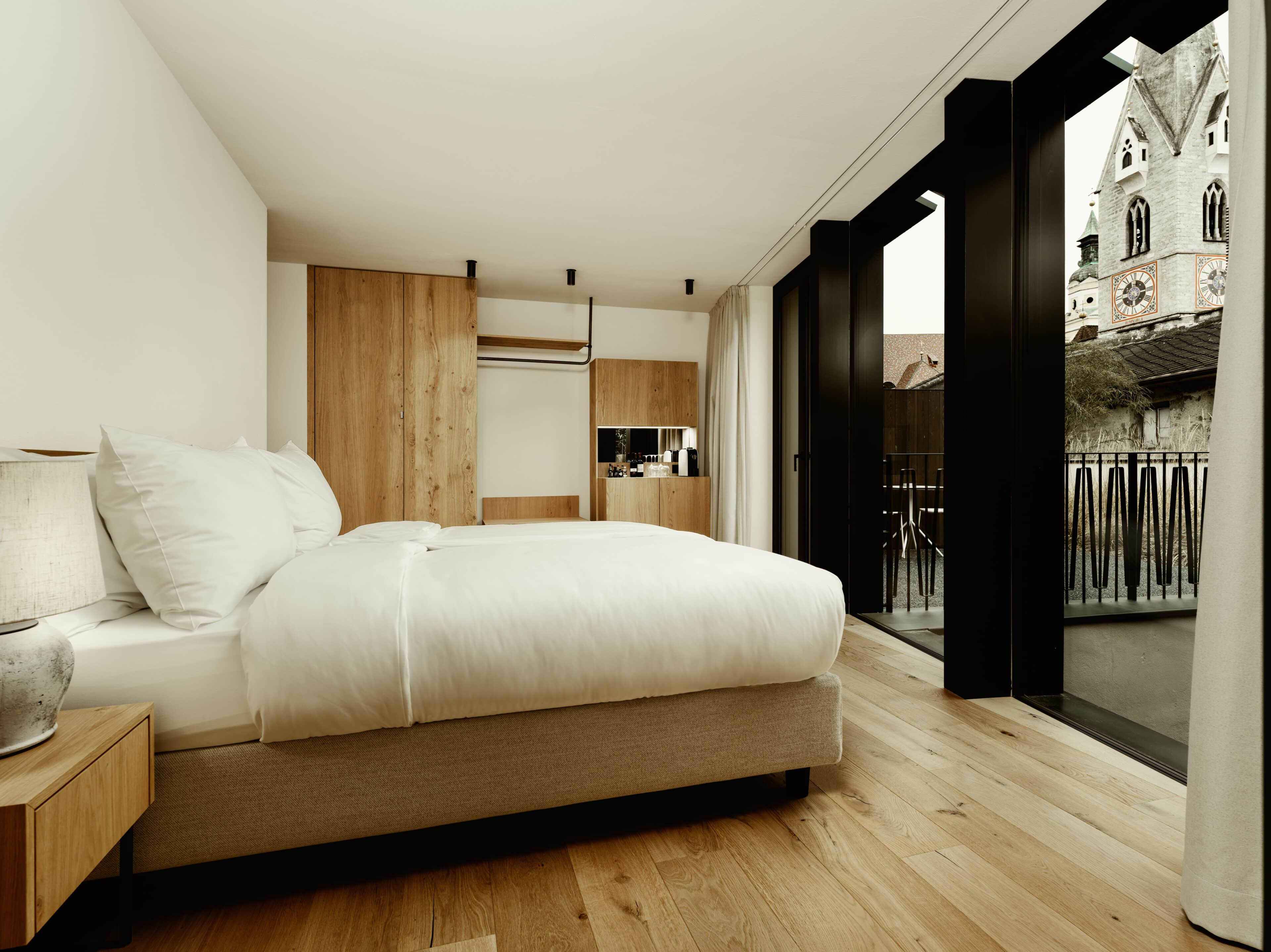 Schlafzimmer mit Ausblick in Adler Historic Guesthouse