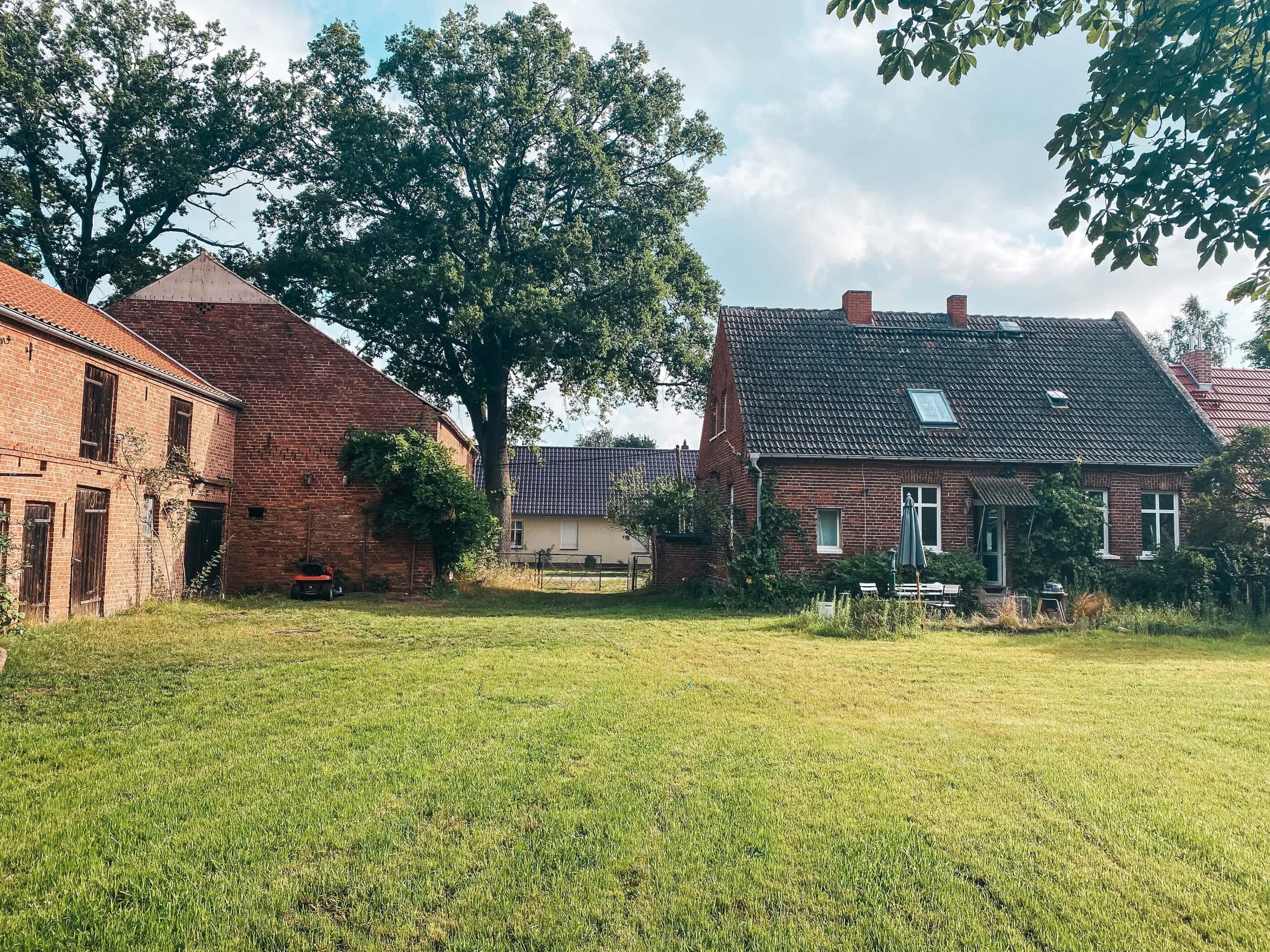 Garten mit Haus und Scheune des Alten Dorfhaus