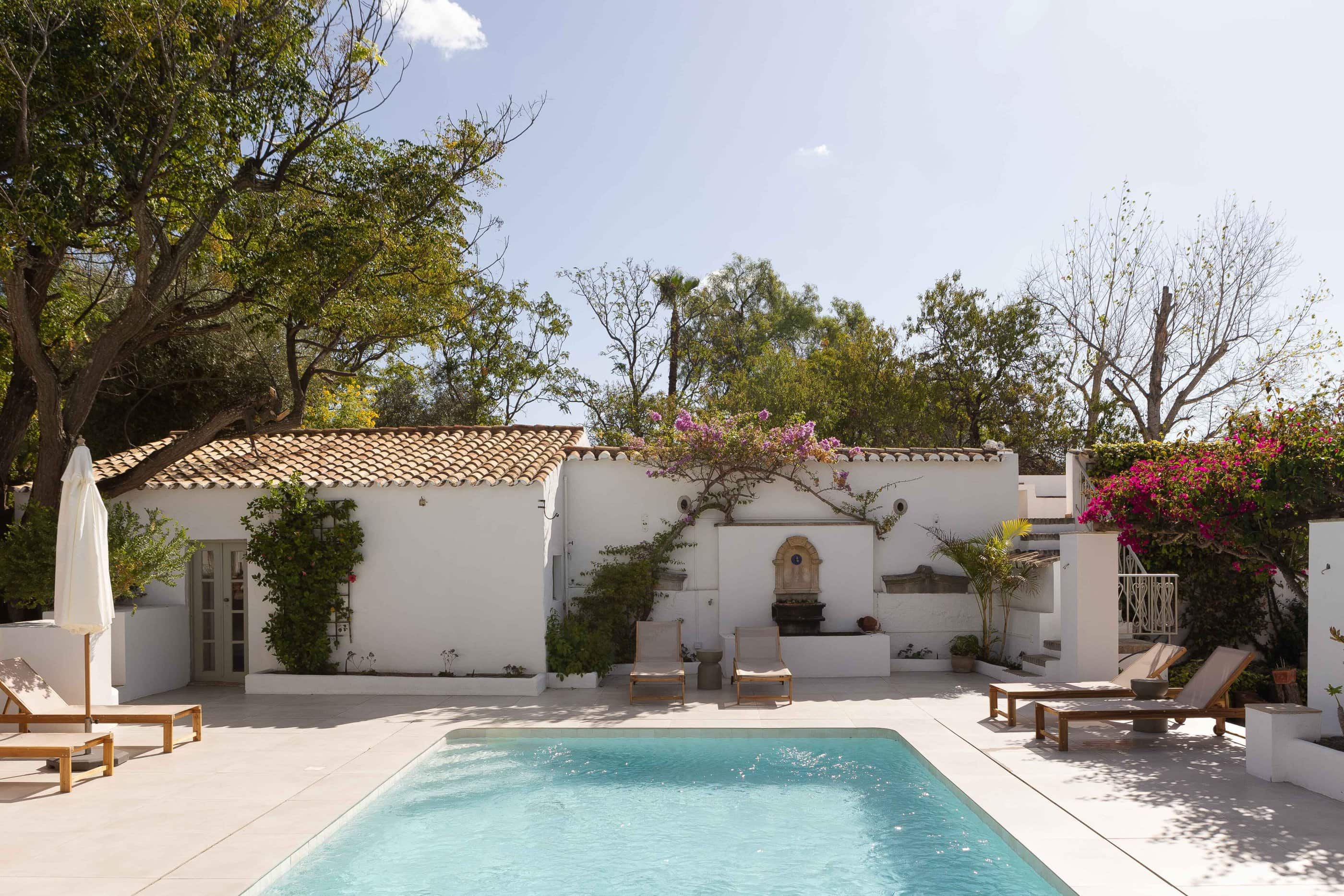 Pool und Blick aufs Haus im Ferienhaus âmago