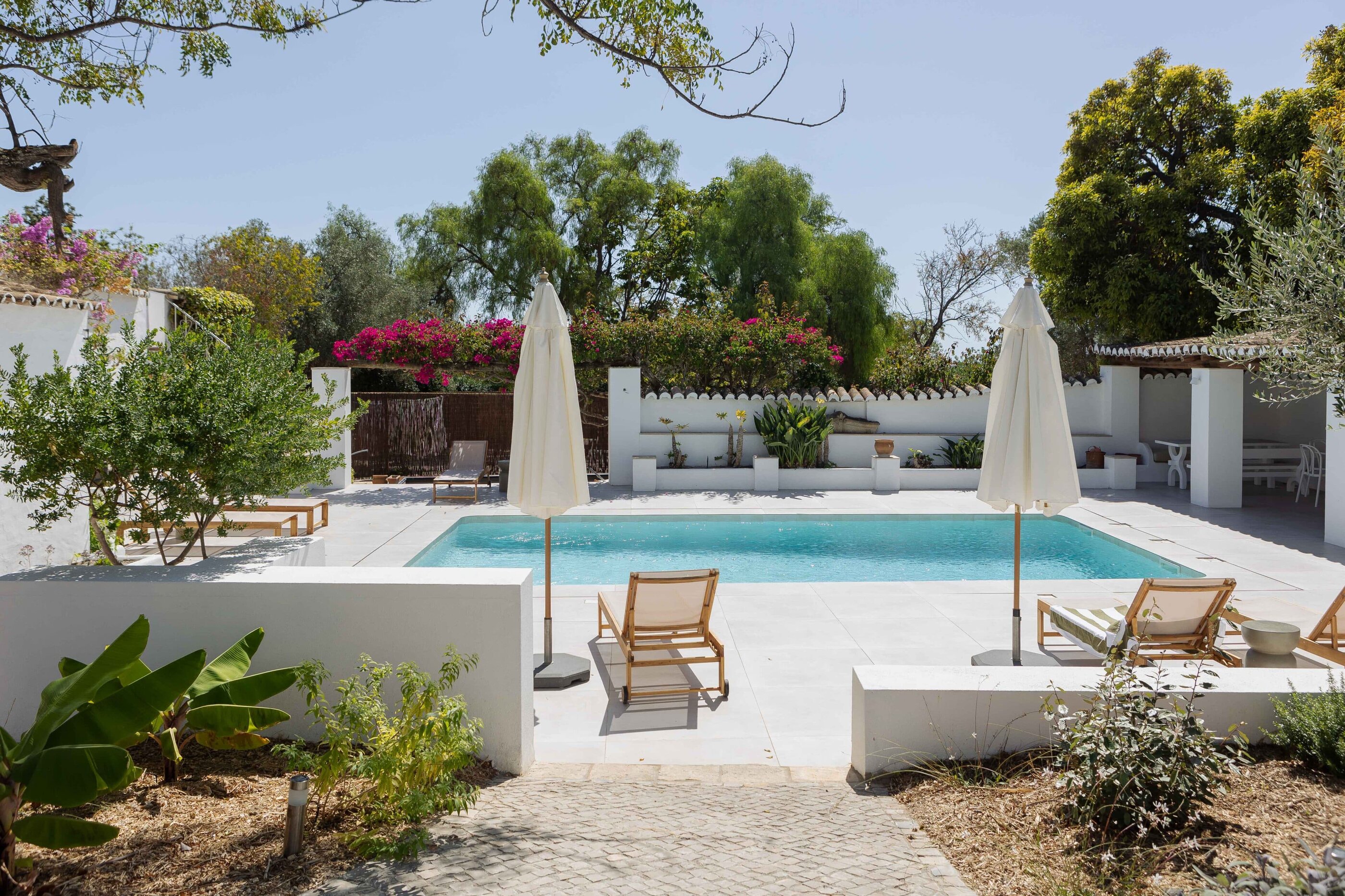 Pool mit zwei Sonnenschirmen im Ferienhaus âmago