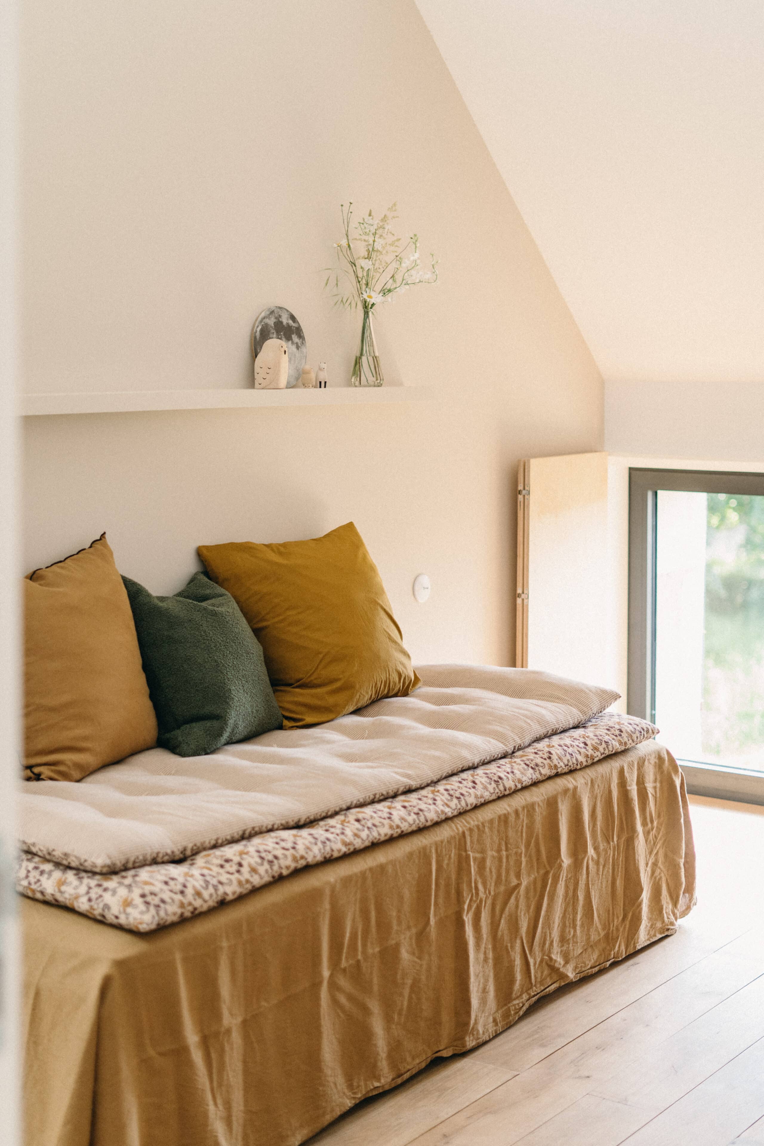 Sofa am Fensterplatz im Maison Le Détour