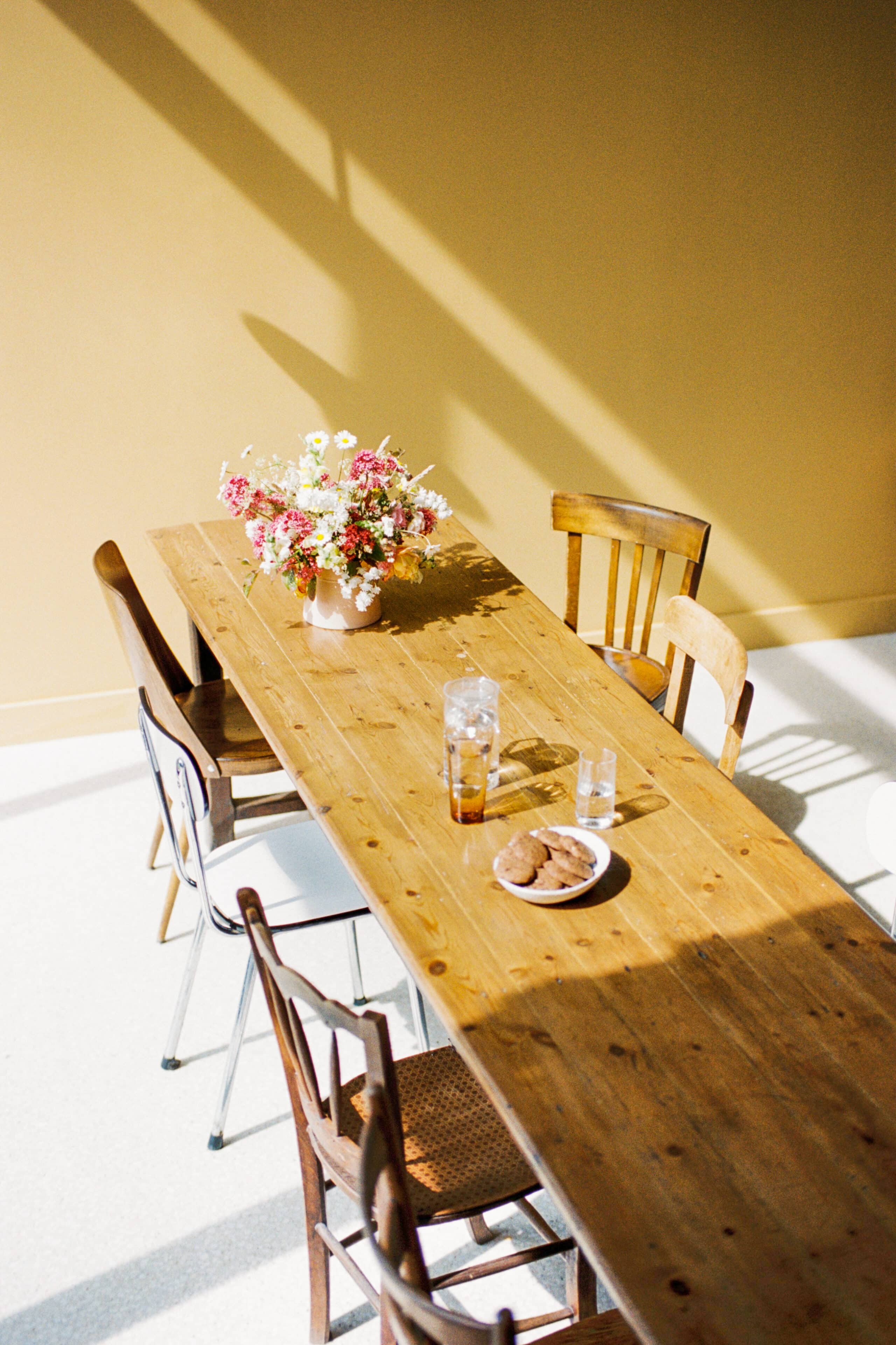 Esszimmer mit Licht und Schatten, Maison Le Détour