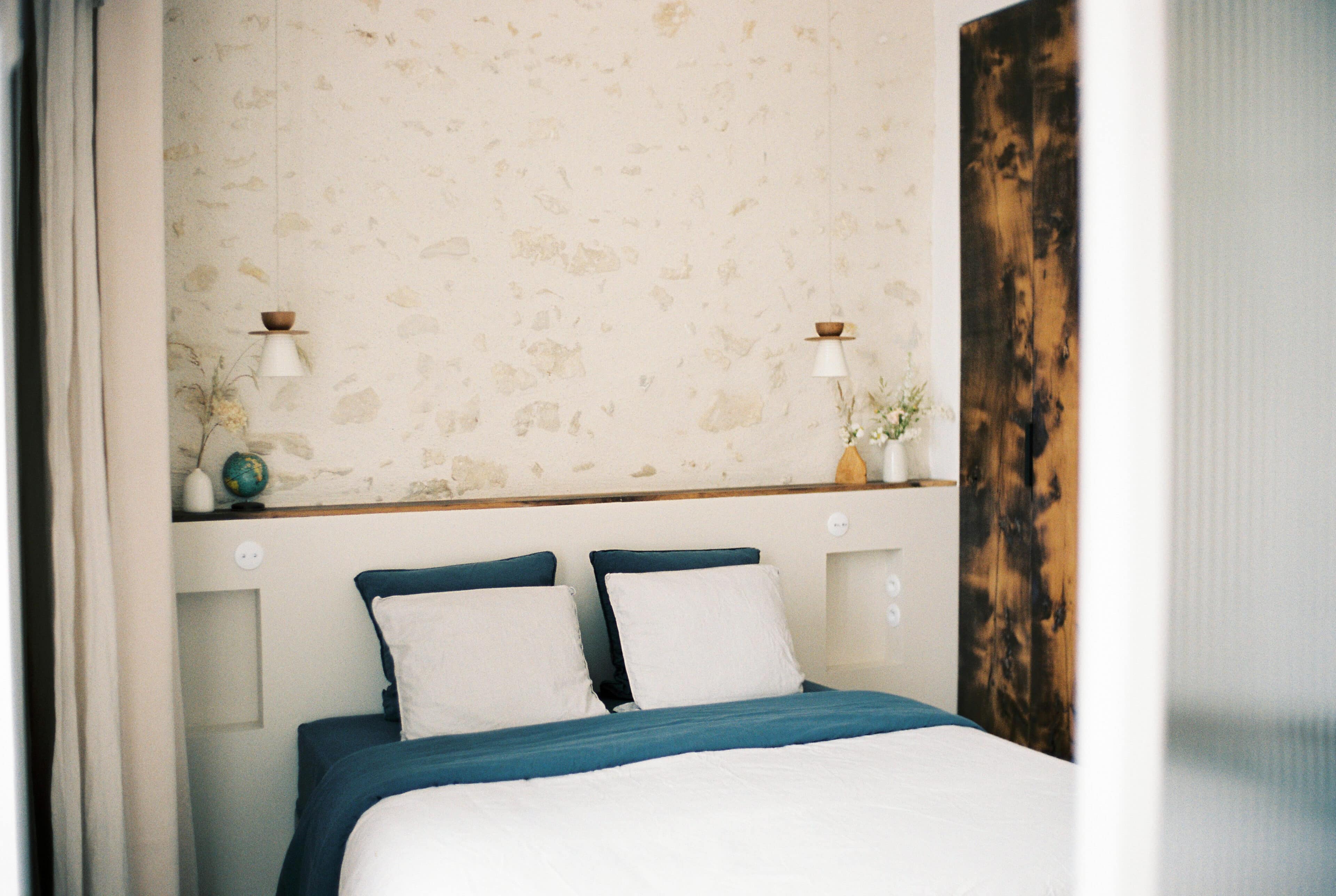 Doppelbett im Schlafzimmer, Maison Le Détour