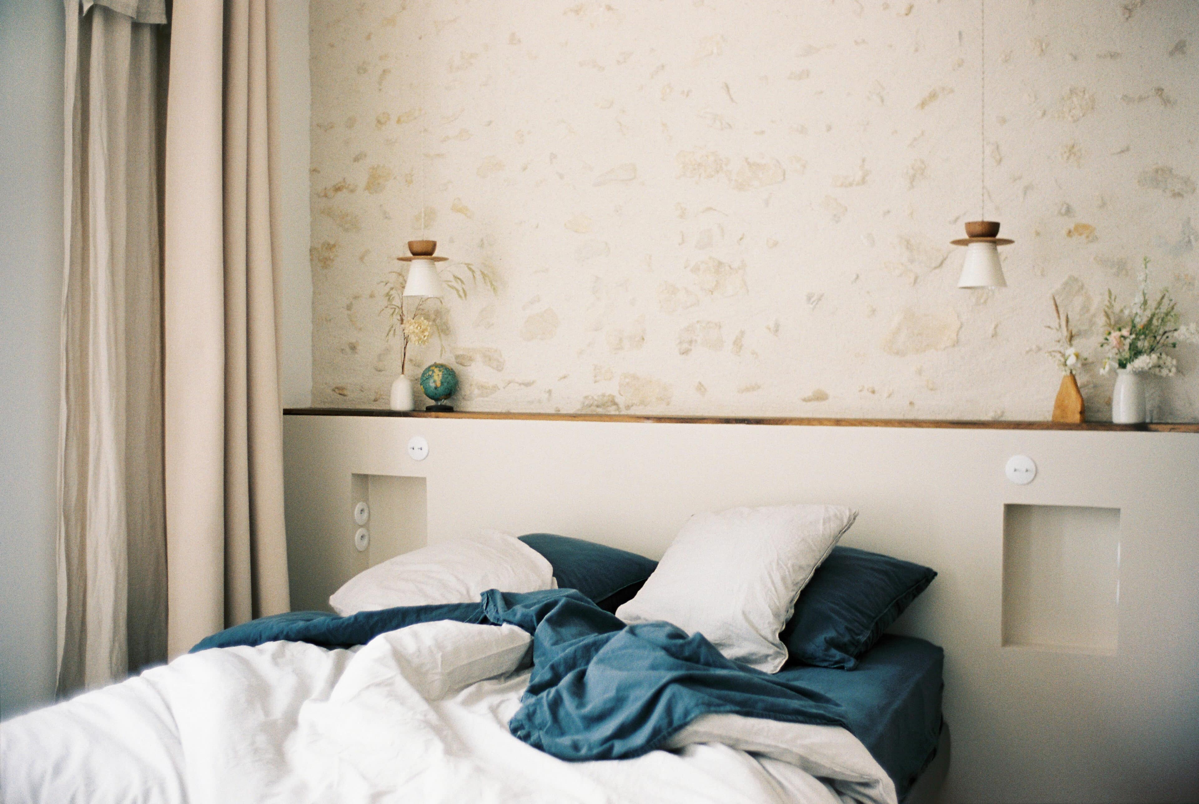 Doppelbett im Schlafzimmer, Maison Le Détour
