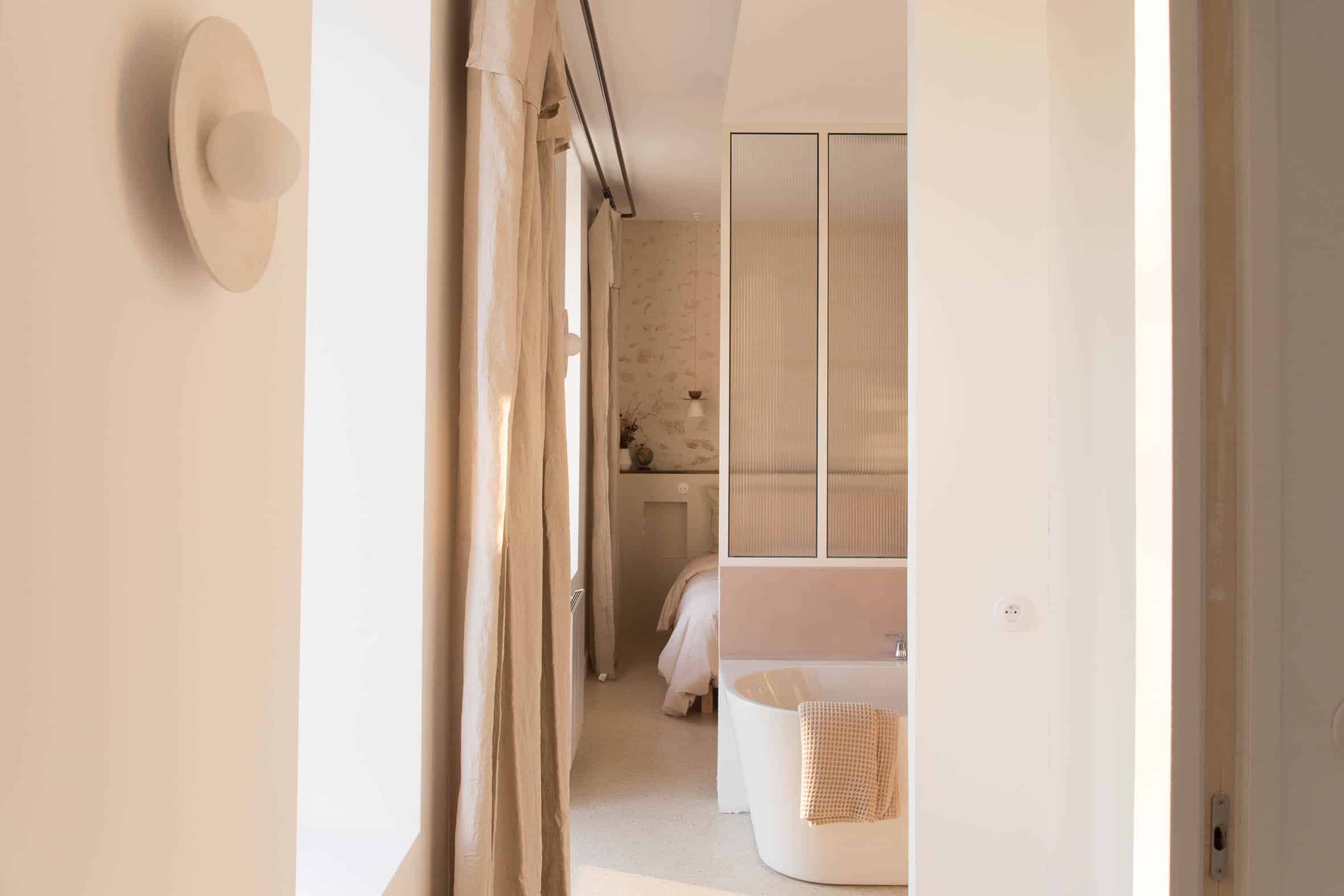 Blick in den Schlafraum mit Bad, Maison Le Détour