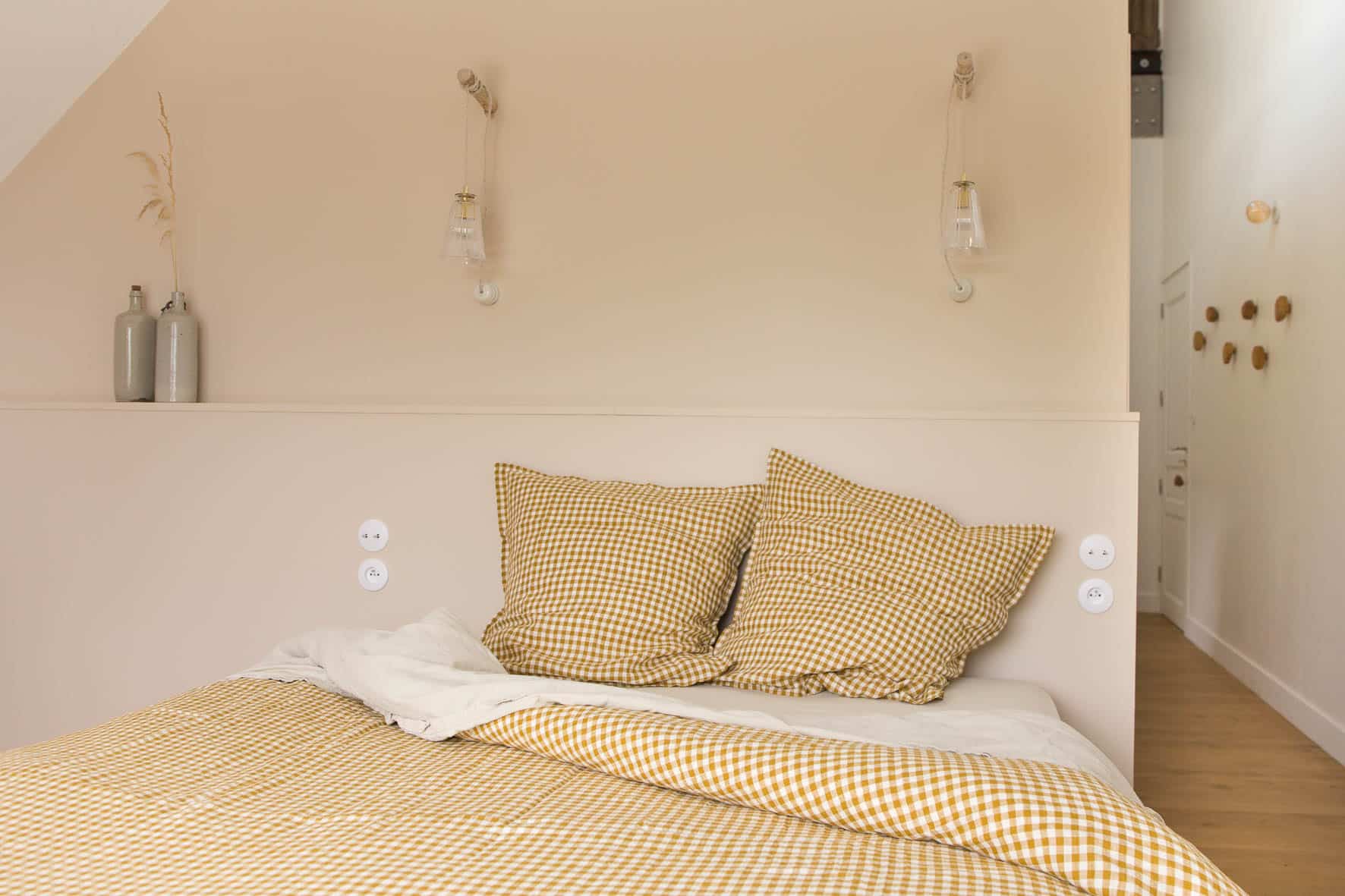 Bett mit zwei Kissen im Maison Le Détour