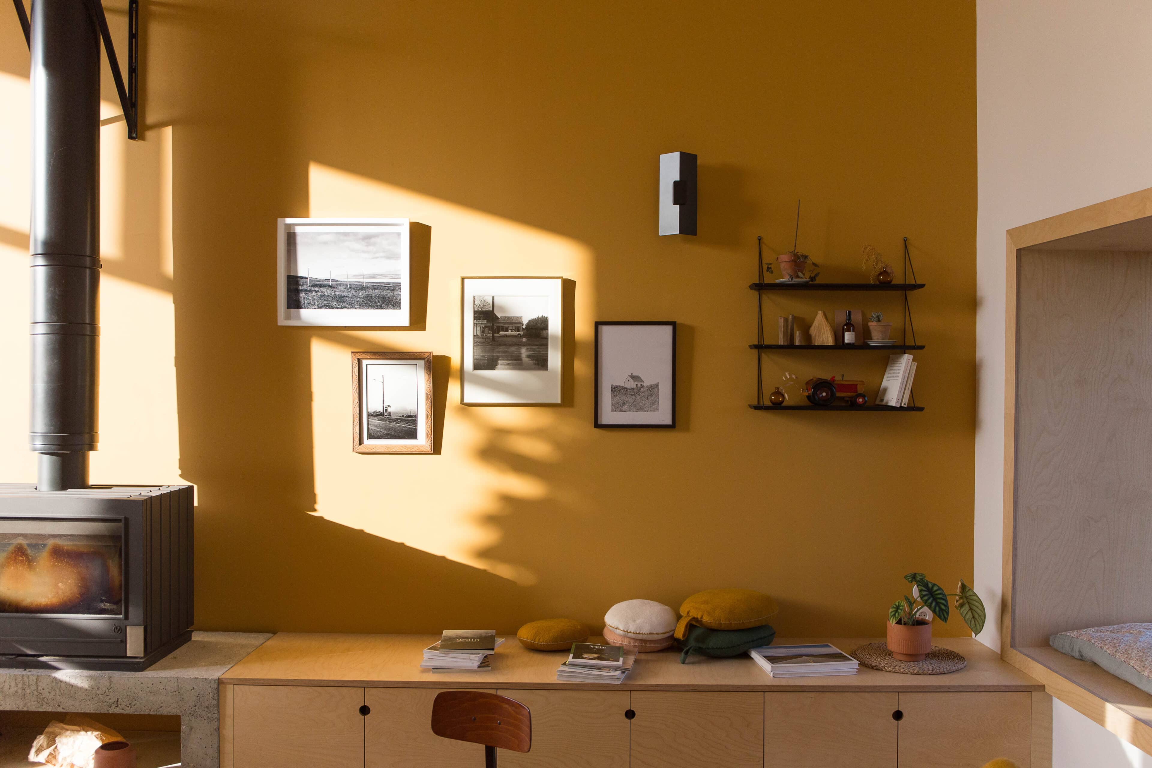 Bilder an der Wand über Kommode, Maison Le Détour