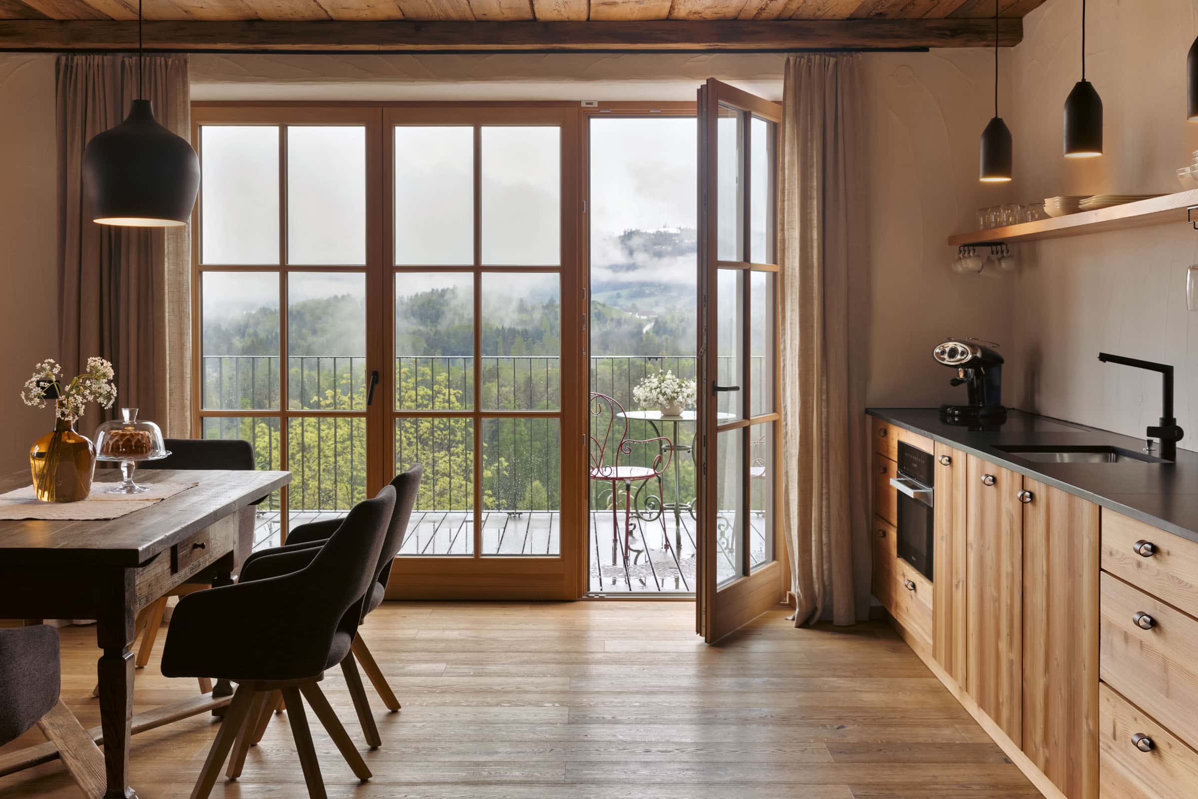 Wohnzimmer mit Tür zur Terrasse, am Wildbachberg