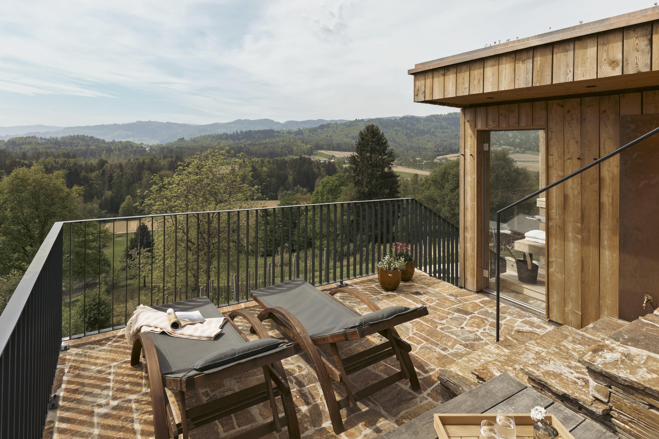 Balkon mit zwei Liegestühlen, am Wildbachberg