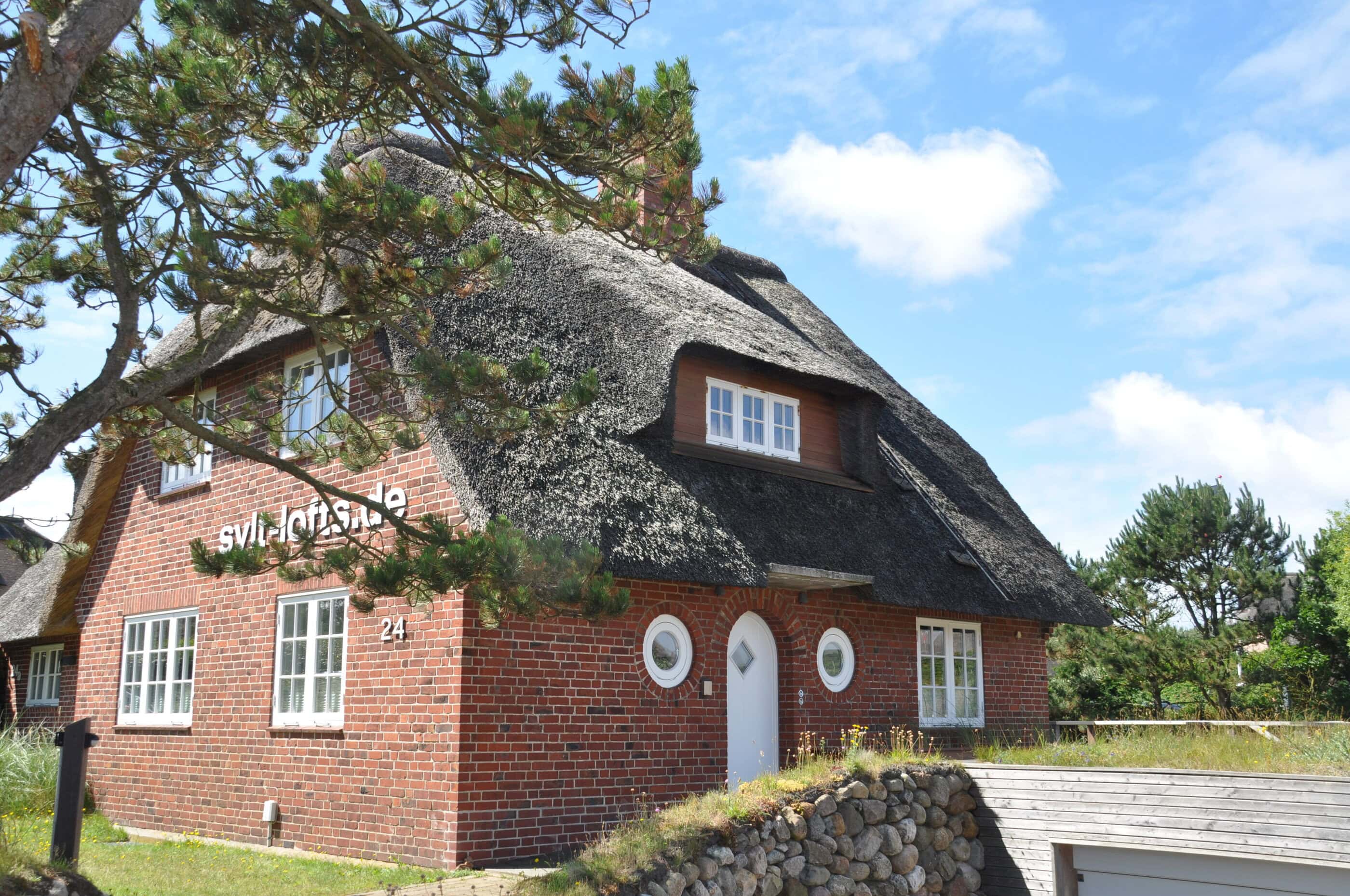 Boutique-Ferienhaus mit Reetdach auf der Nordseeinsel Sylt.