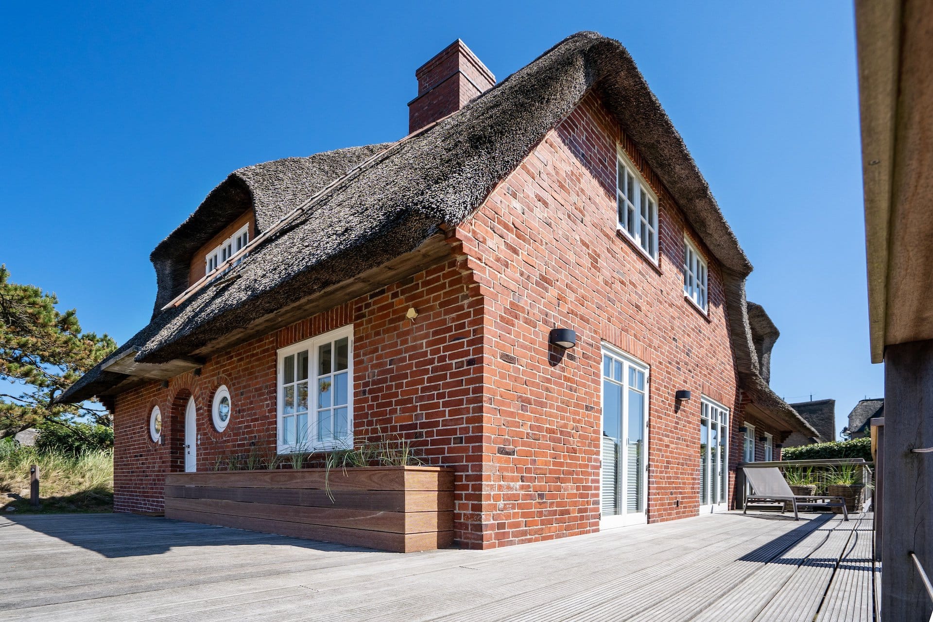 Boutique-Ferienhaus mit Reetdach auf der Nordseeinsel Sylt.