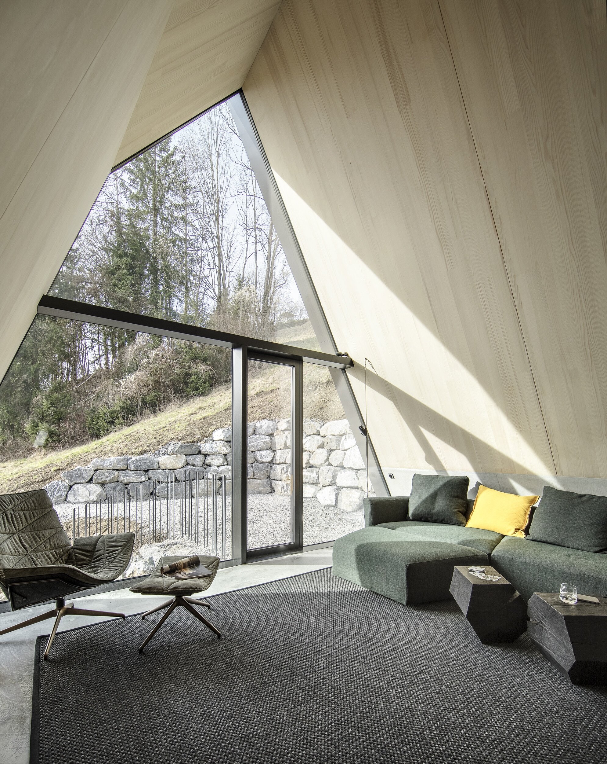 Wohnruam mit großer Fensterfront im Nurdachhaus VA House