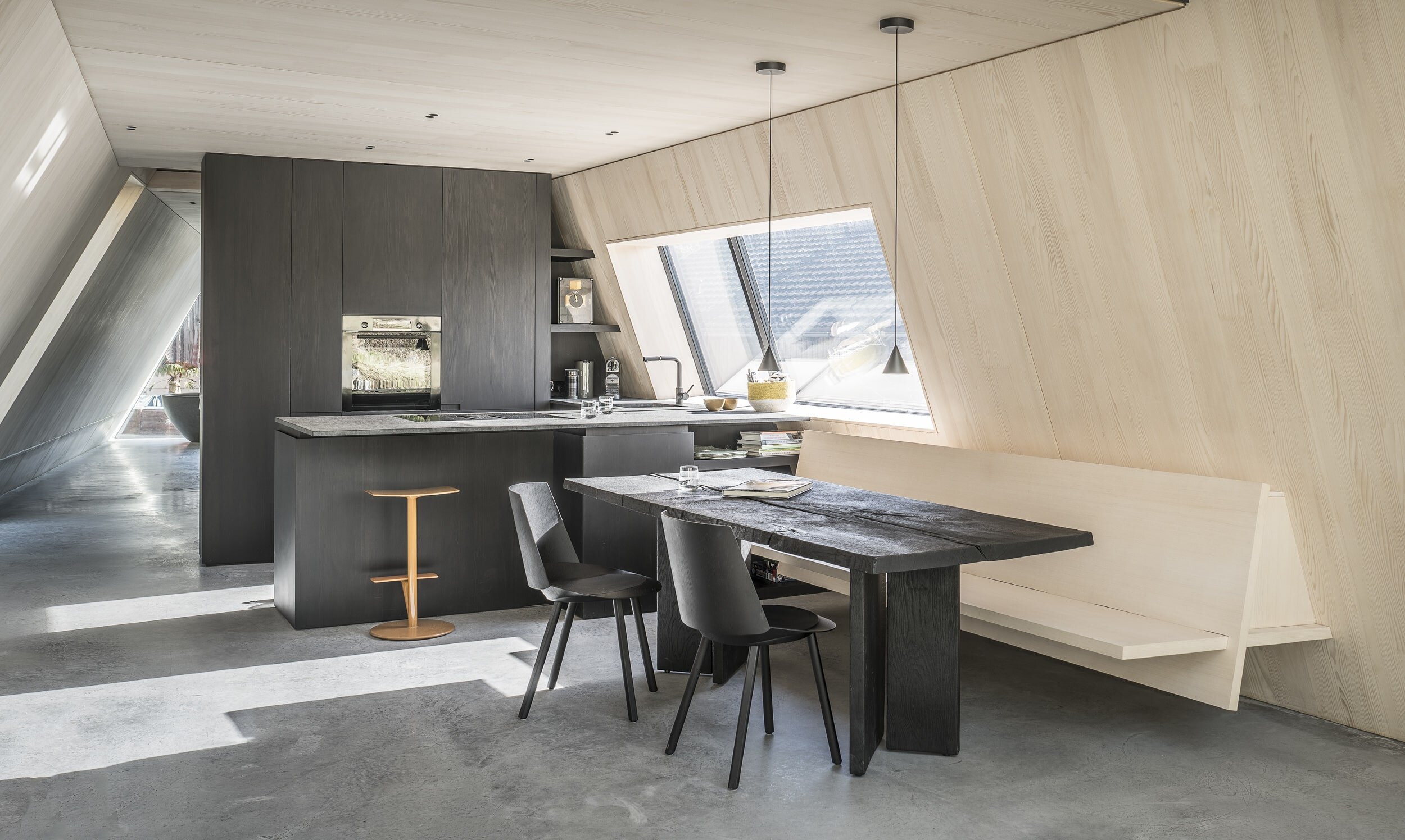 Küche mit Tresen und Küchentisch im VA House