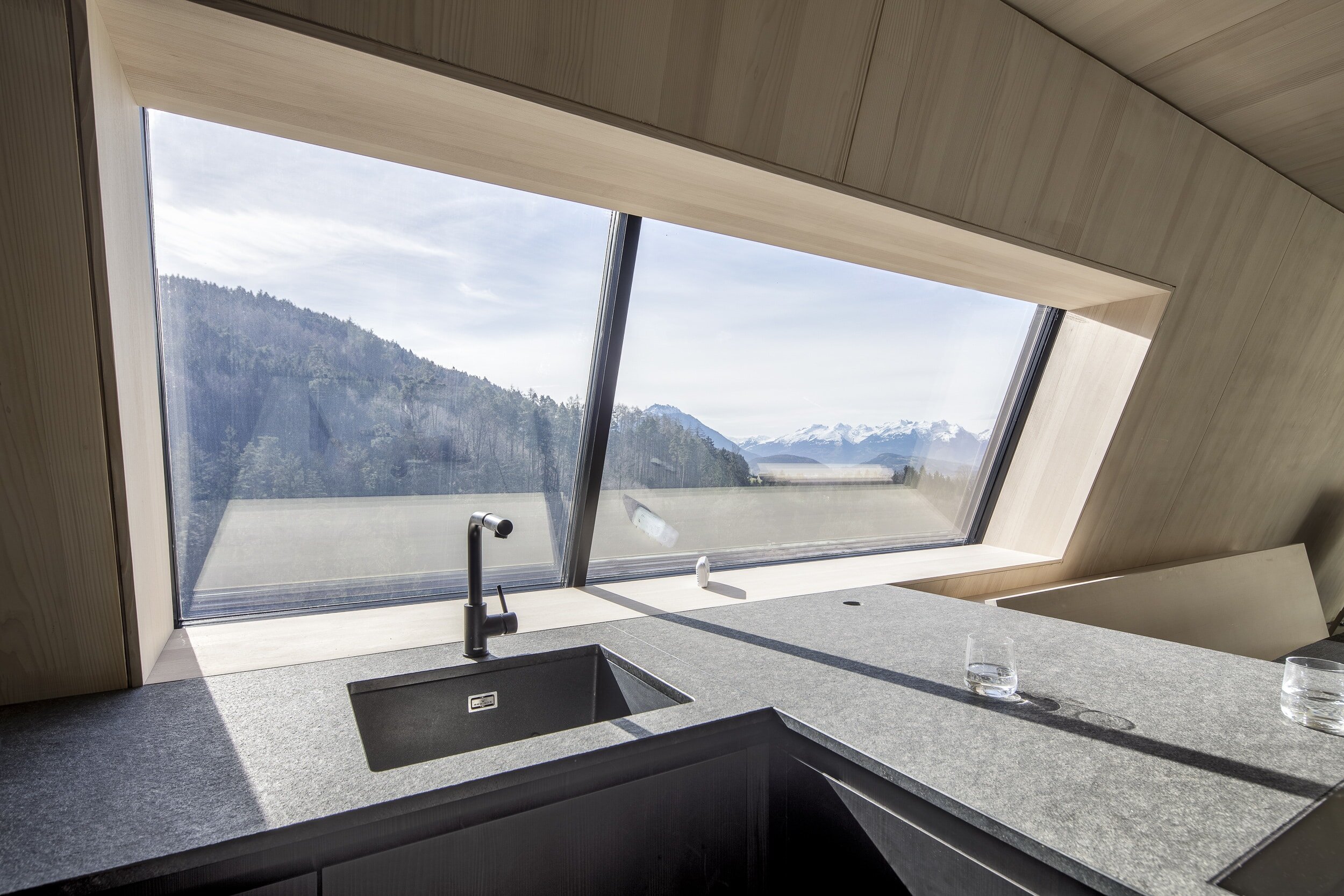 Küchenzeile mit Ausblick auf die Berge im VA House