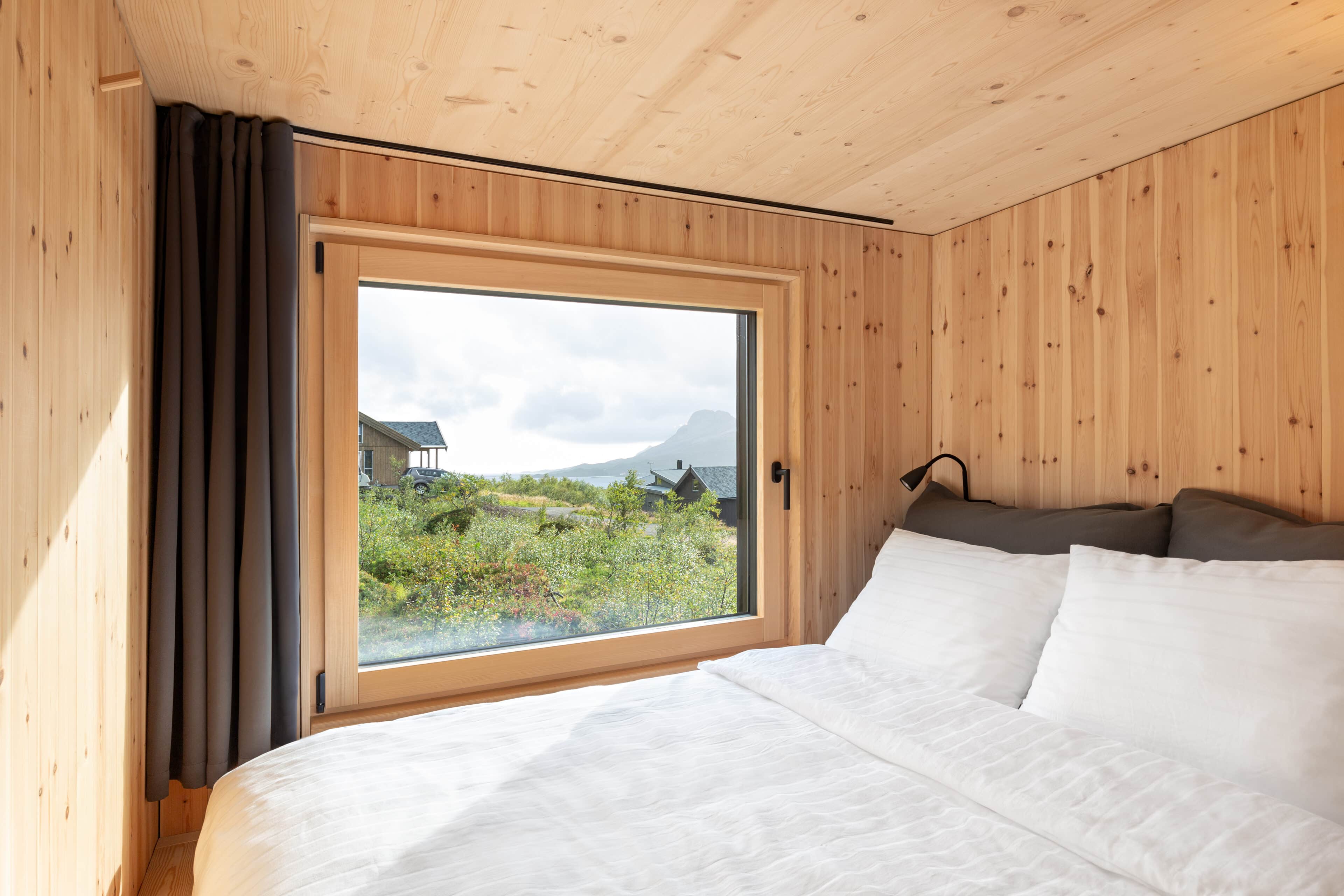 Blick aus dem Fenster mit Doppelbett