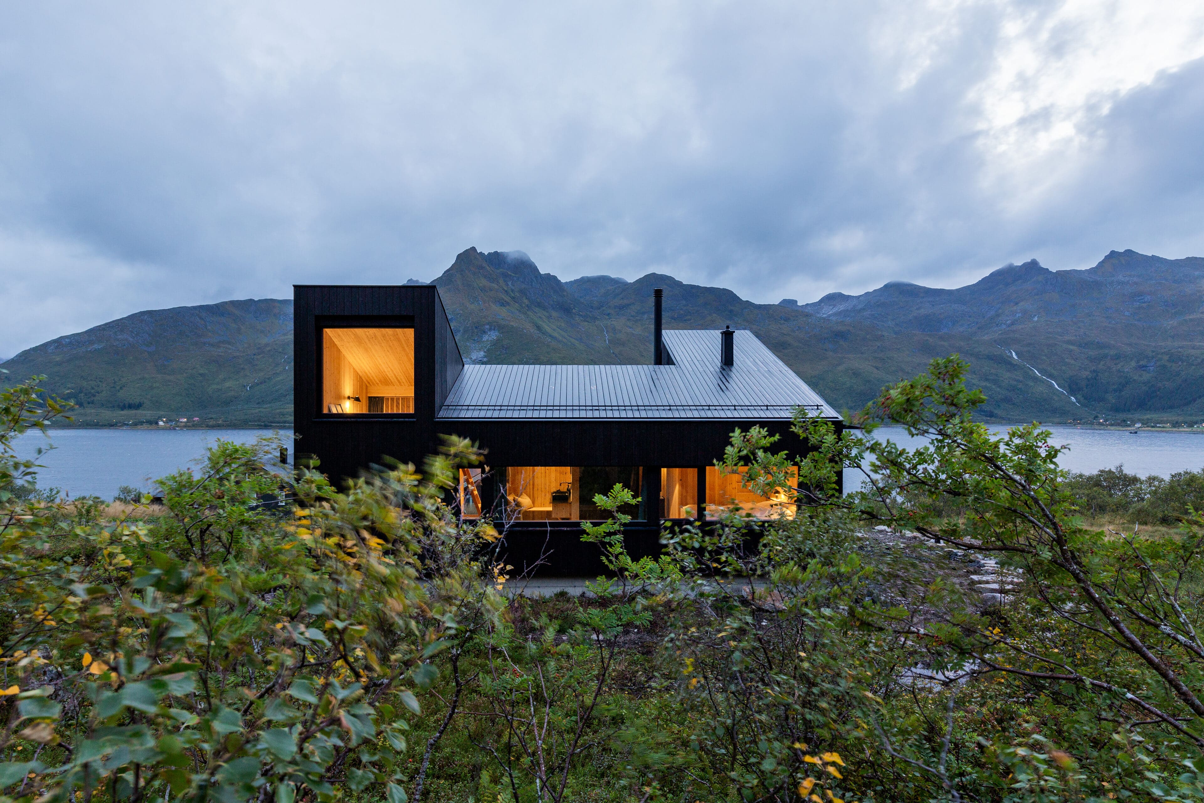 Holzhaus mit beleuchteten Fenstern