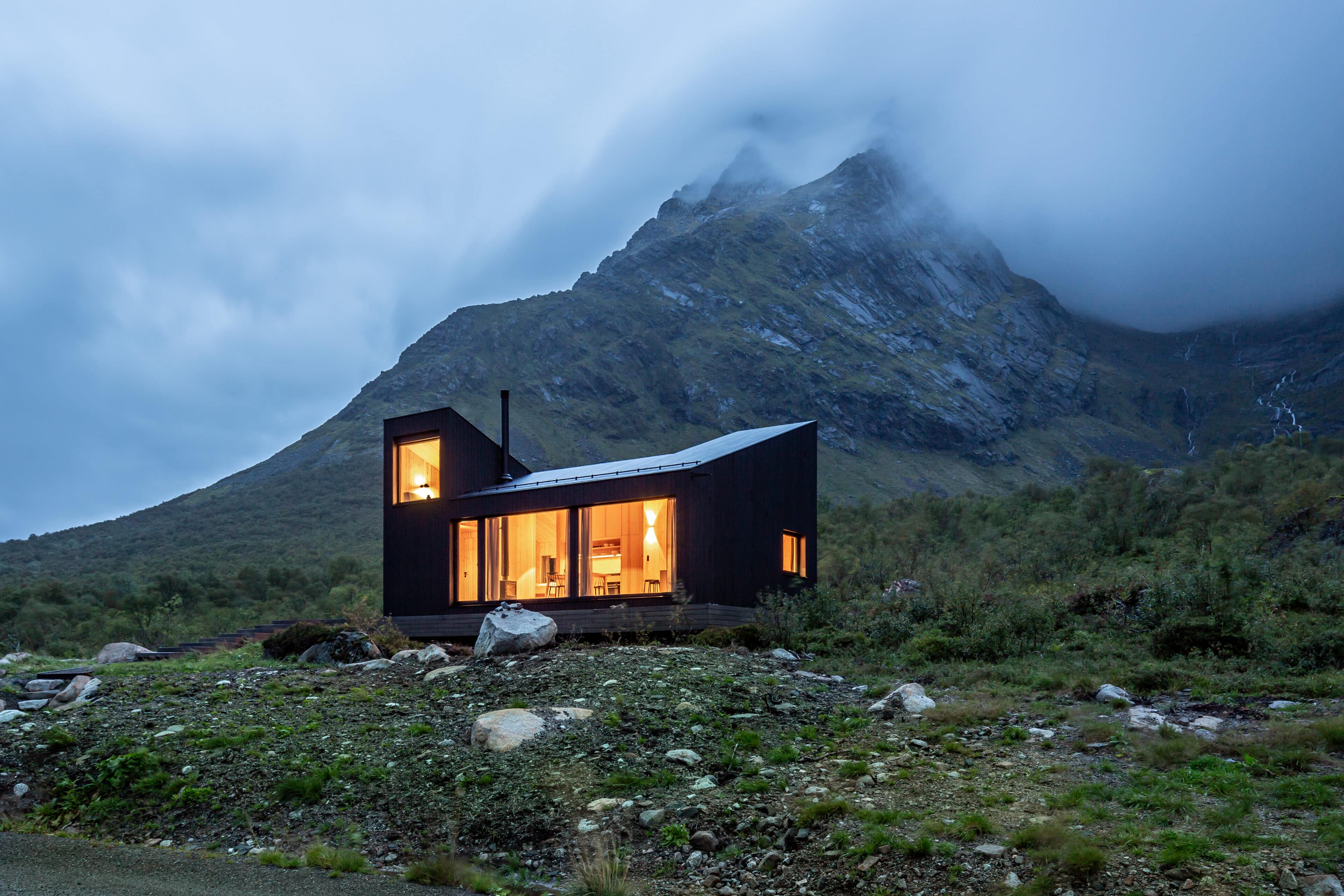 Holzhaus mit beleuchteten Fenstern