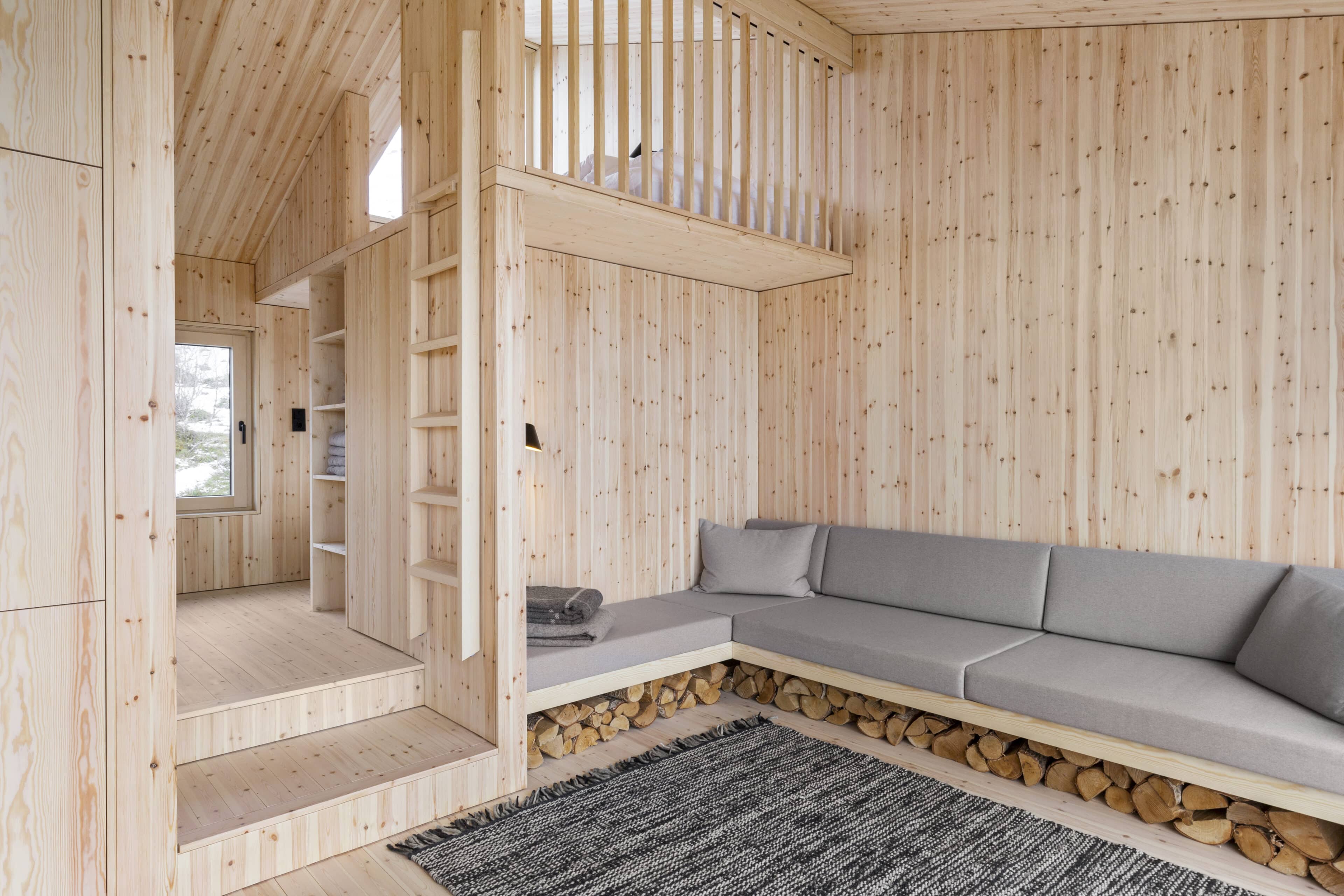Holz-Wohnraum mit eingebauter Sofaecke