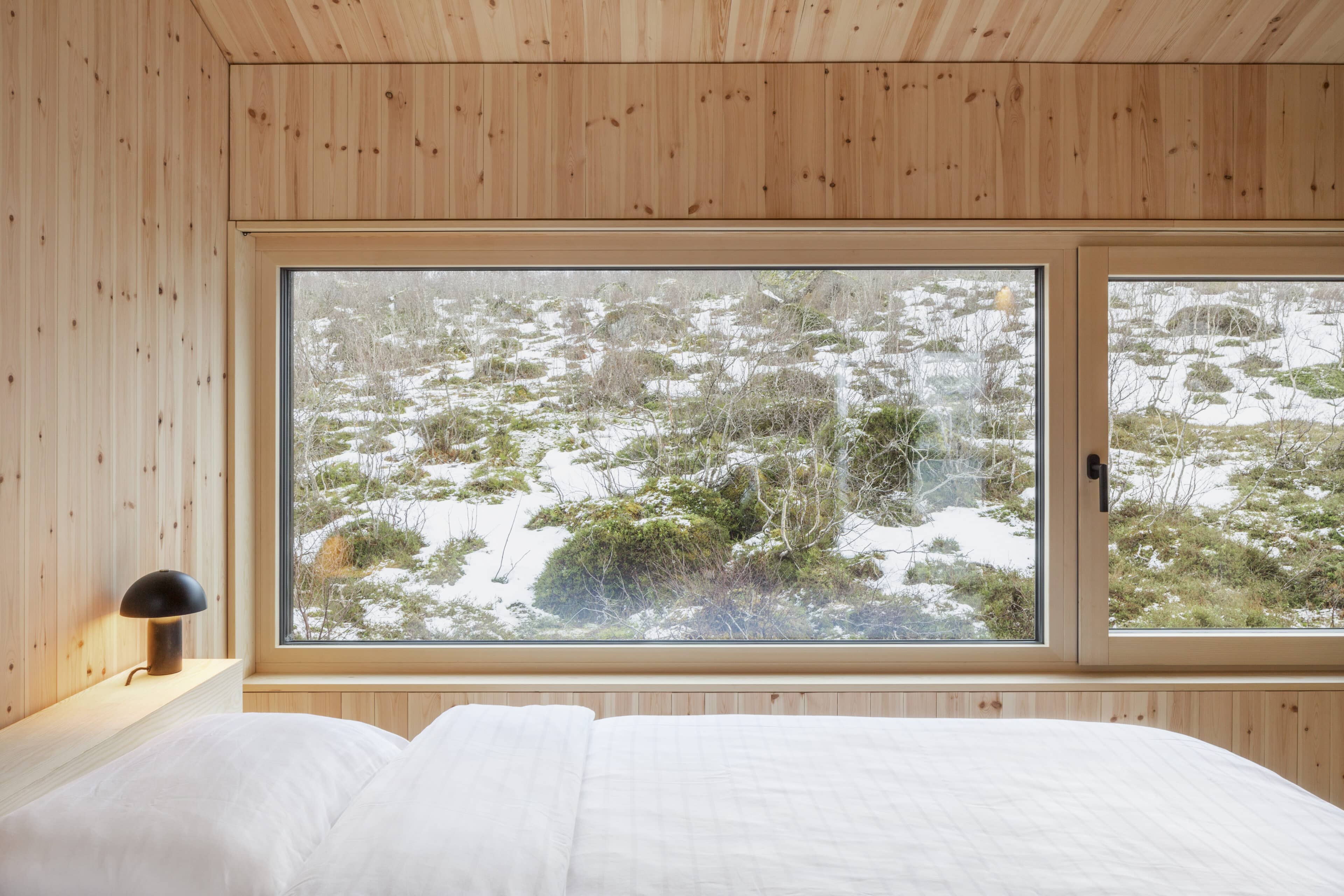 Schlafzimmer: Blick aus dem Fenster in den Winter