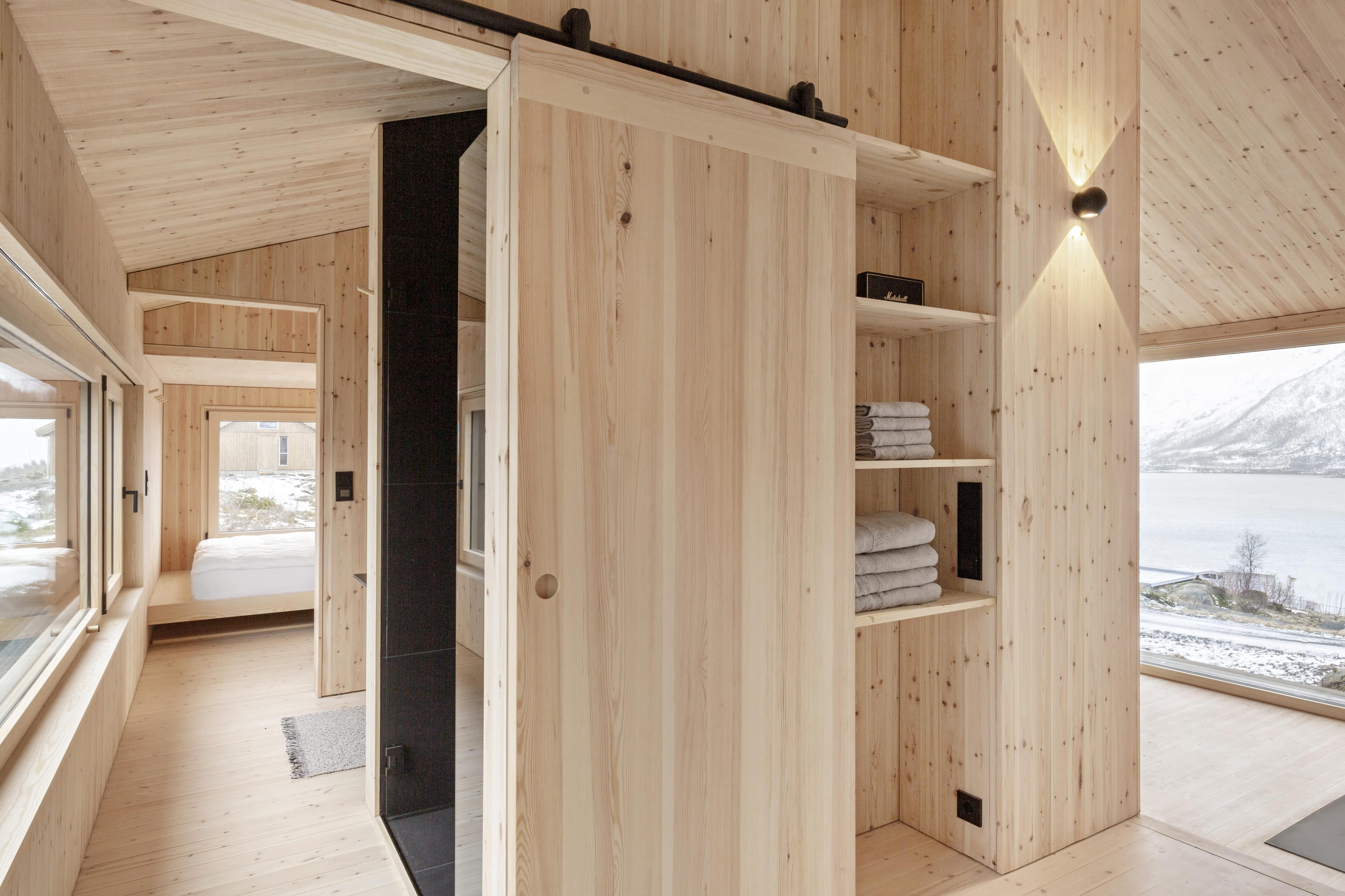 Schlafzimmer mit Holzpaneelen