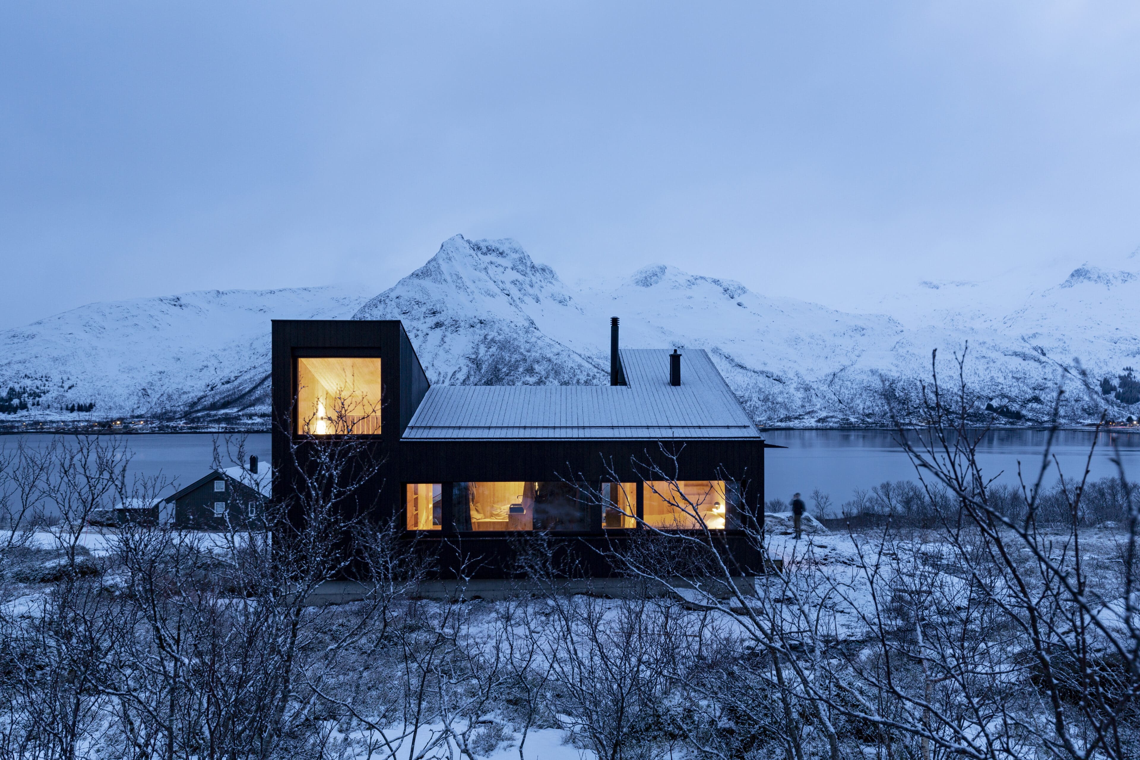 Holzhaus mit beleuchteten Fenstern