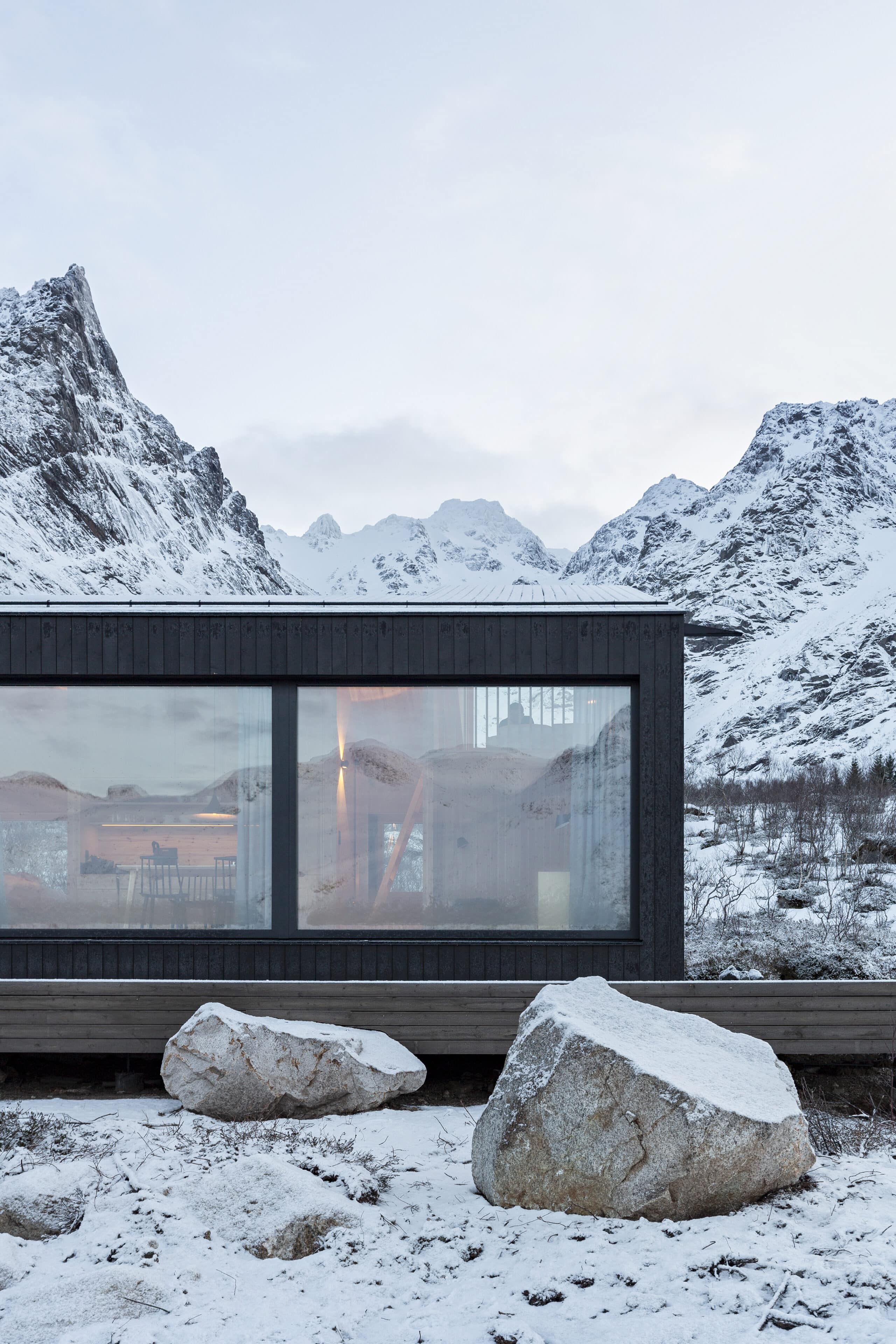 Blick aufs Haus von außen, mit großen Steinen davor