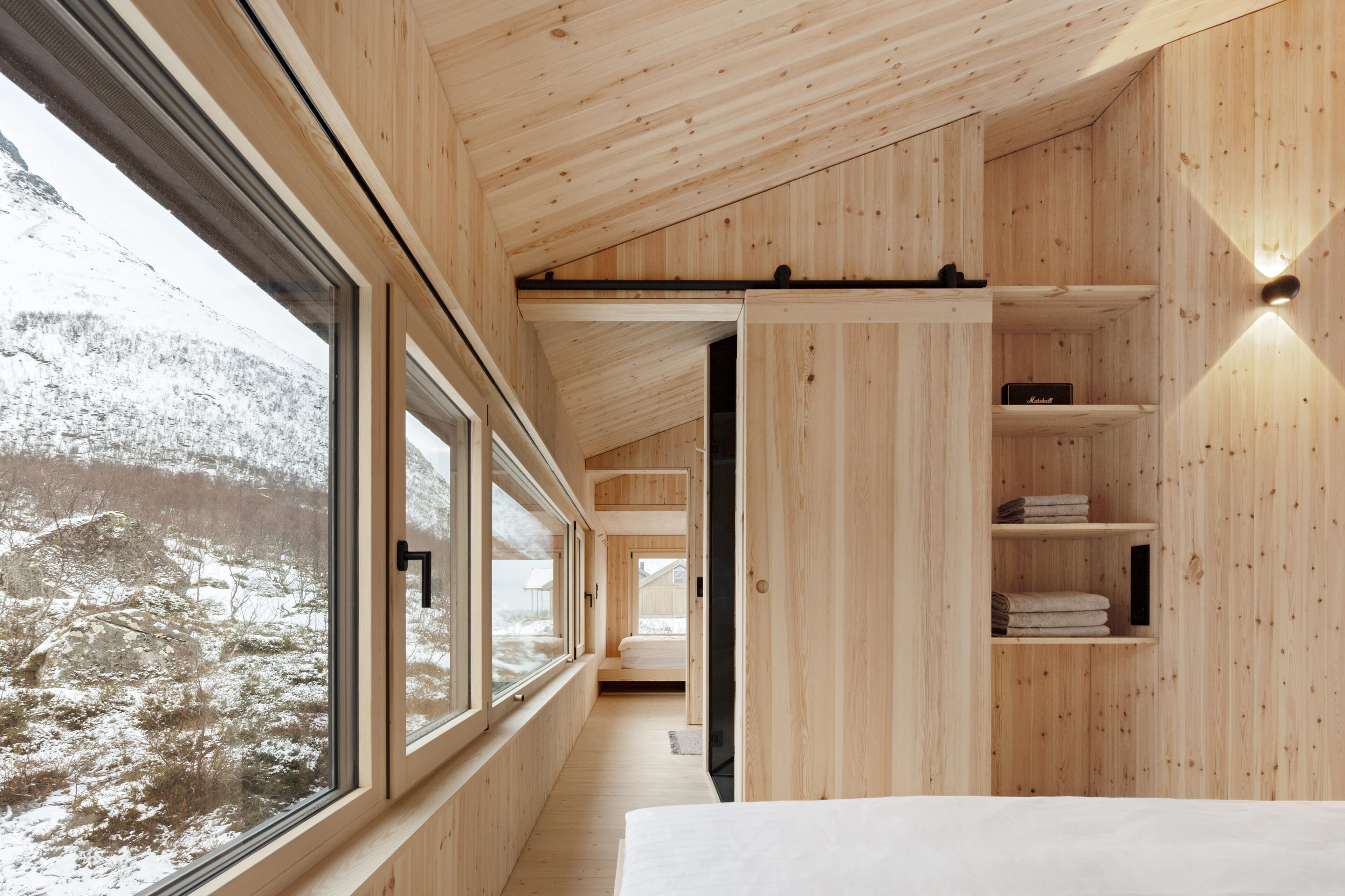 Schlafzimmer Holz, großes Panoramafenster