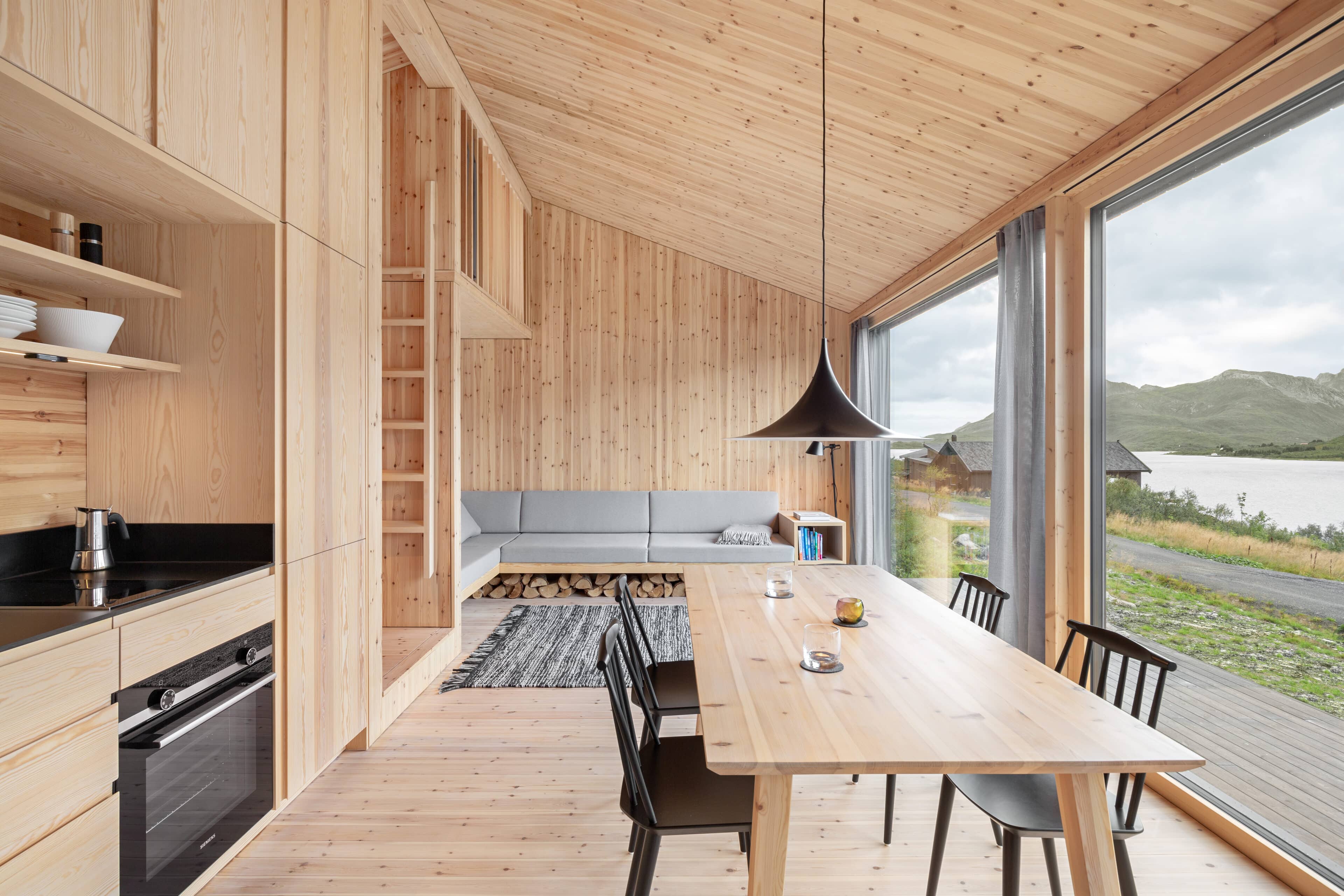 Esszimmer mit Tisch und großem Panoramafenster