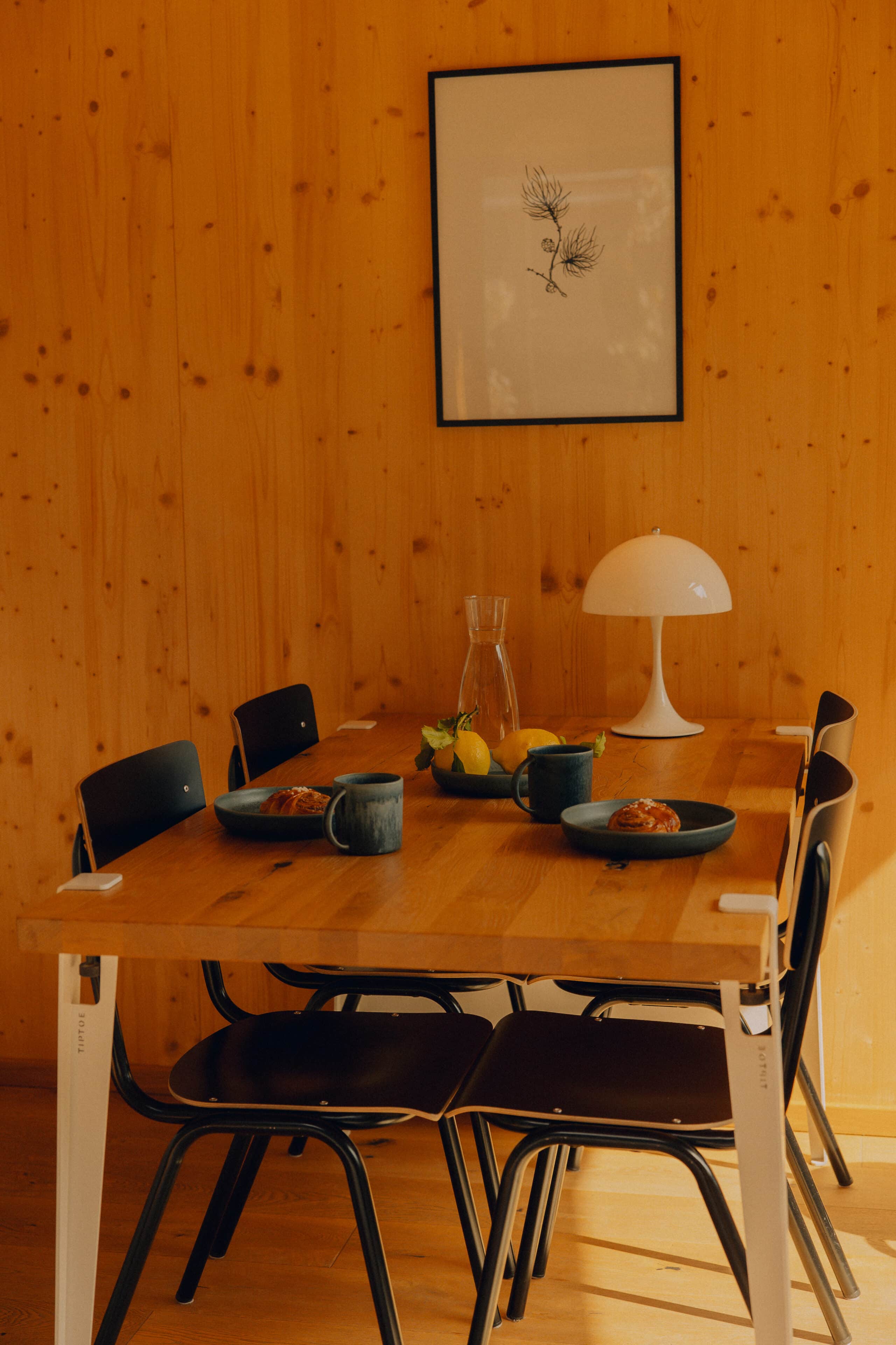 Essplatz mit vier Stühlen im Tiny House