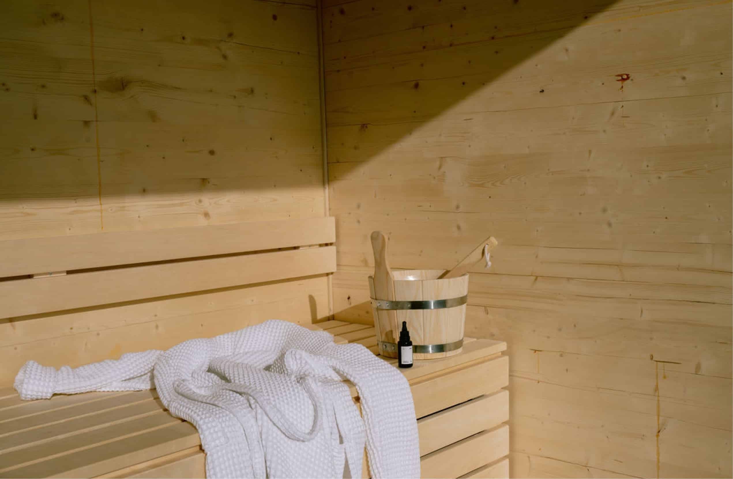 Sauna mit Bank und Handtuch